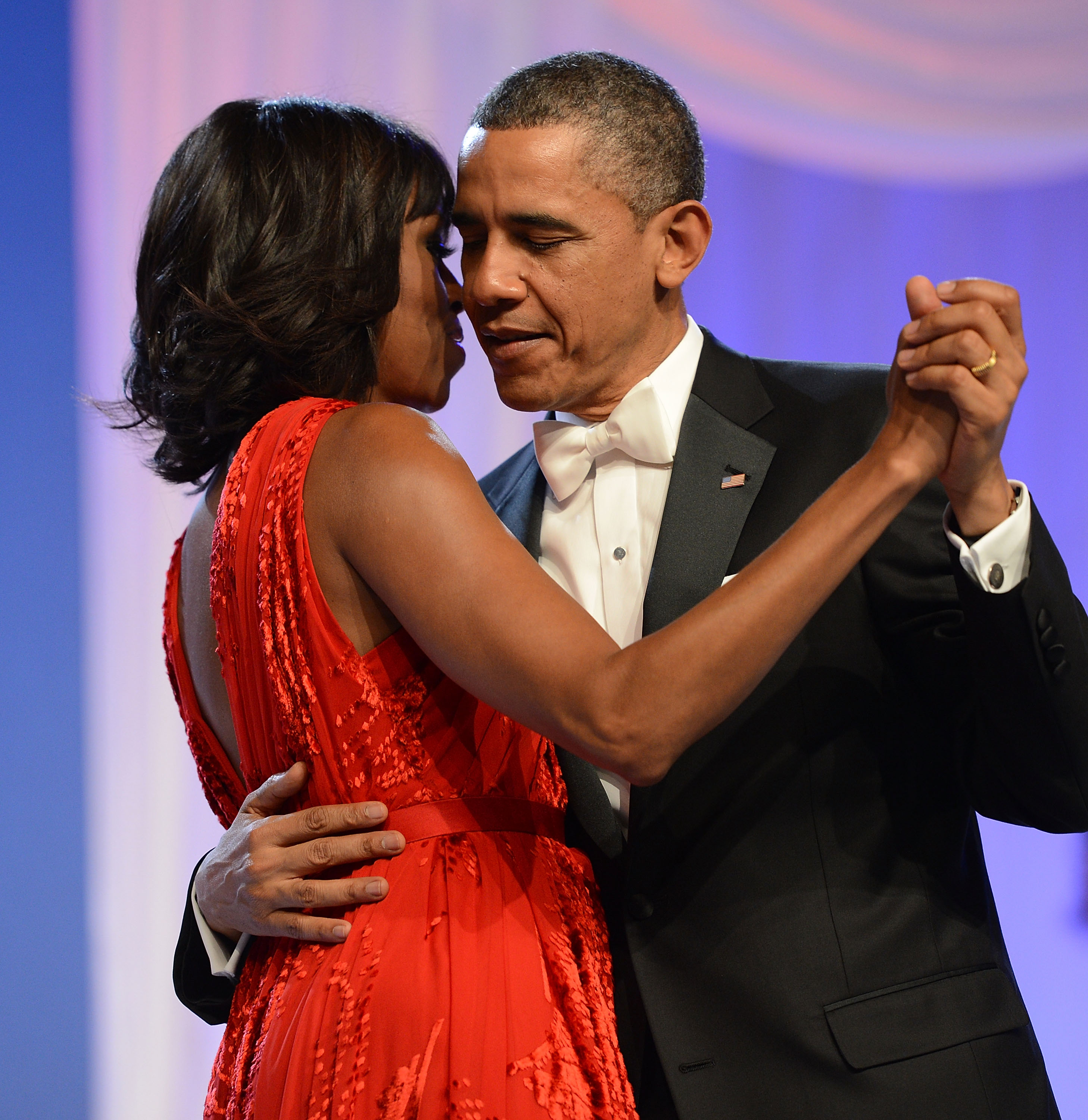 Jennifer Hudson actuó mientras Barack y Michelle bailaban durante la celebración de la toma de posesión de su segundo mandato presidencial, en enero de 2013. | Fuente: Getty Images