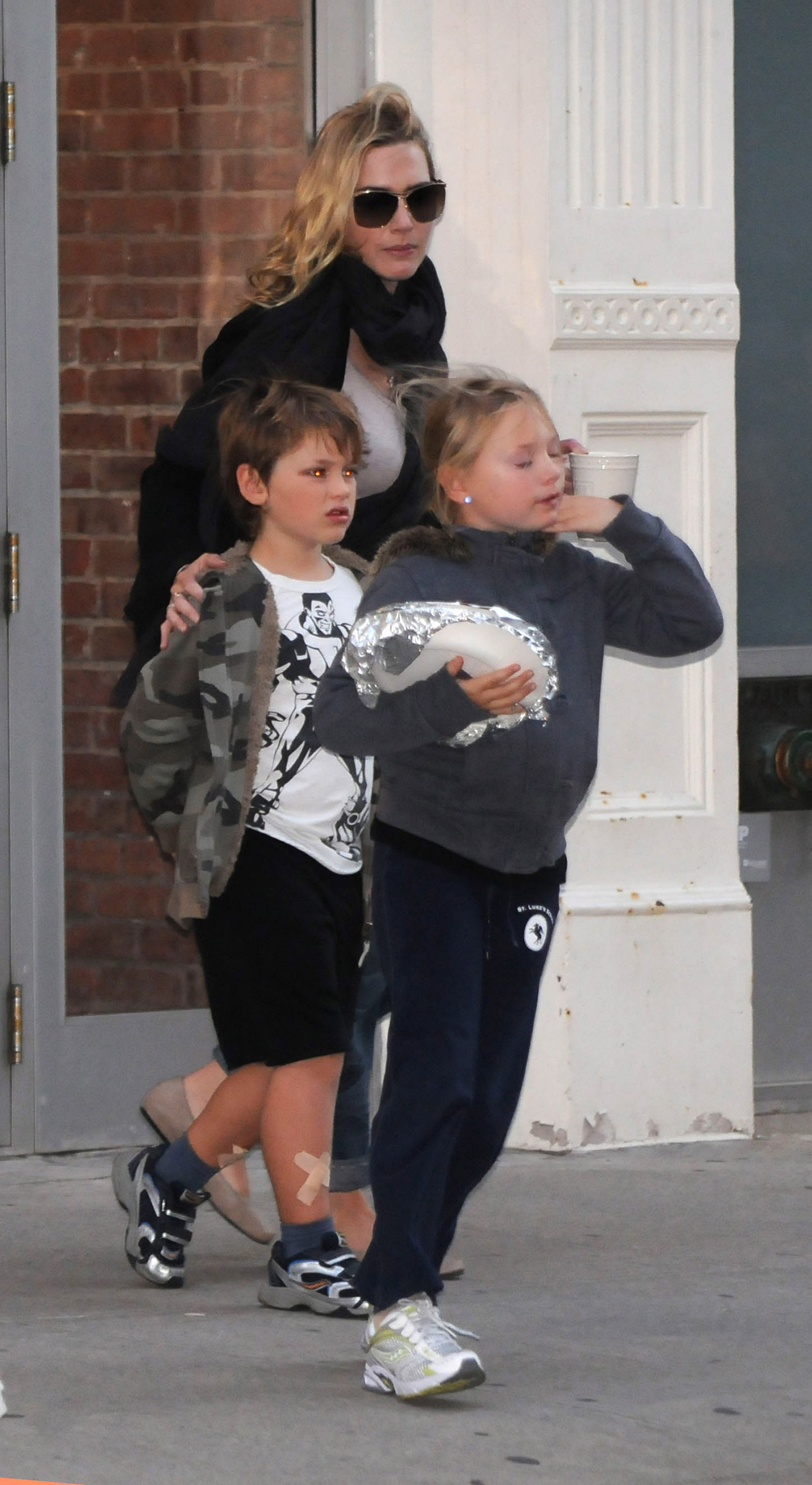 Kate Winslet vista con su hijo Joe y su hija Mia en Manhattan el 7 de octubre de 2010 en Nueva York | Foto: Getty Images