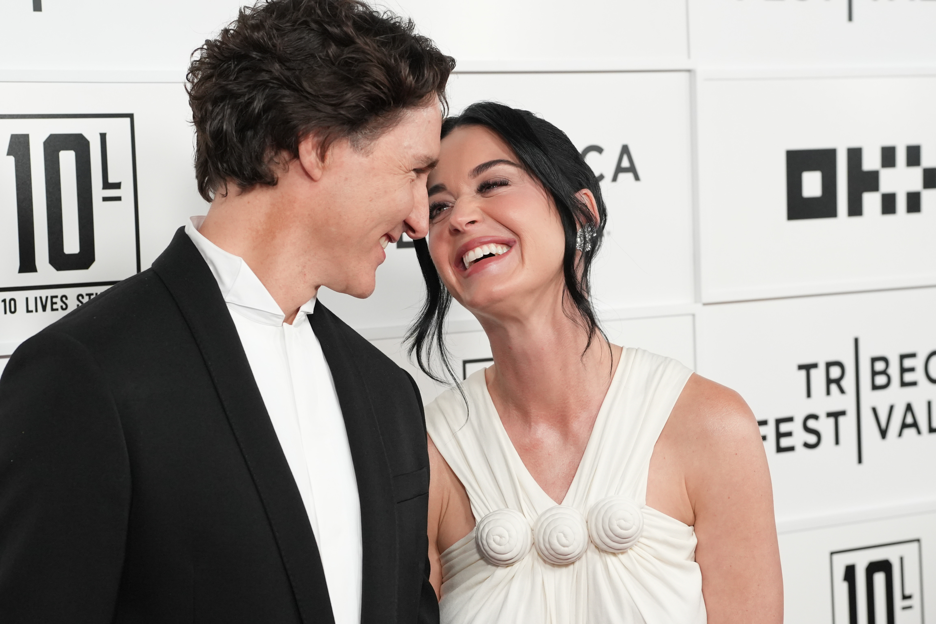 Perry y Trudeau reían mientras se inclinaban el uno hacia el otro, captando así un momento entrañable de su aparición en la alfombra roja. La foto se tomó en el Festival de Tribeca el 8 de junio de 2026, cuando Perry también habló abiertamente de que estaba enamorada. | Fuente: Getty Images