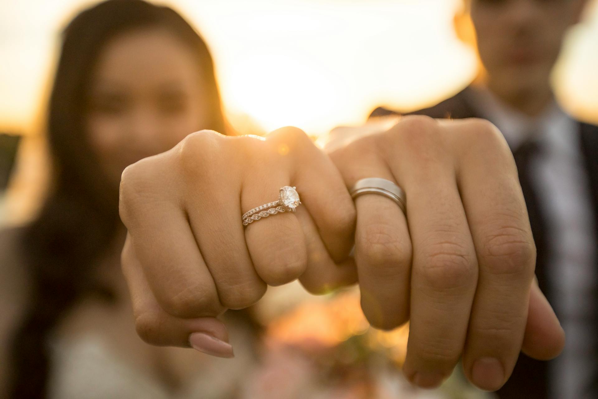 Unos novios mostrando sus anillos | Fuente: Unsplash