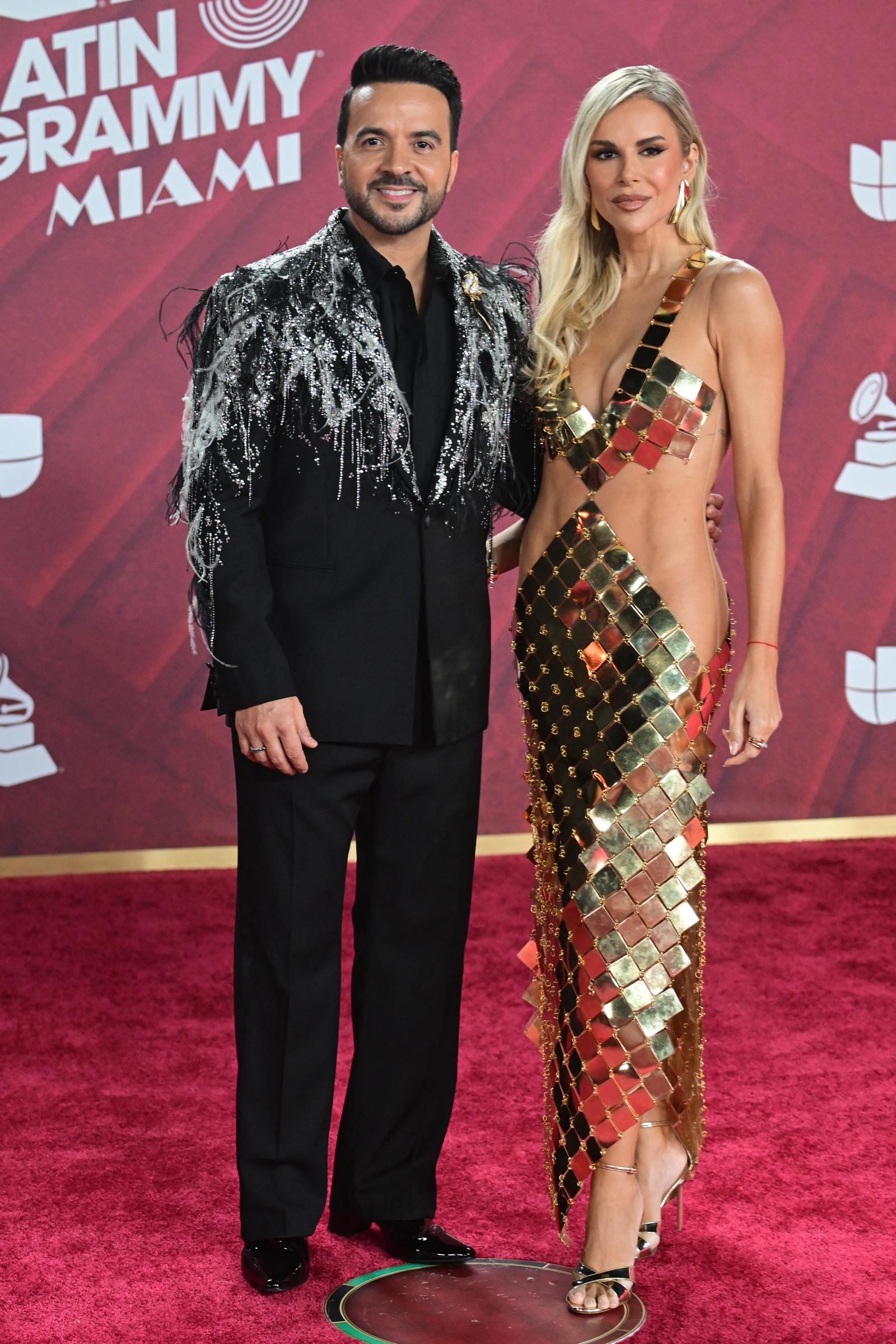 El cantautor puertorriqueño Luis Fonsi (izq.) y su esposa, la modelo española Águeda López, asisten a la 25ª Entrega Anual del Grammy Latino en el Kaseya Center en Miami, Florida, el 14 de noviembre de 2024.