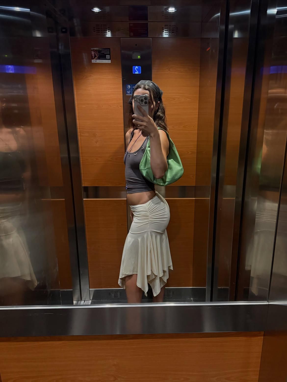 Clara Darín se mostró en el álbum que compartió recientemente posando de perfil frente a un espejo | Fuente: Instagram/claradarin