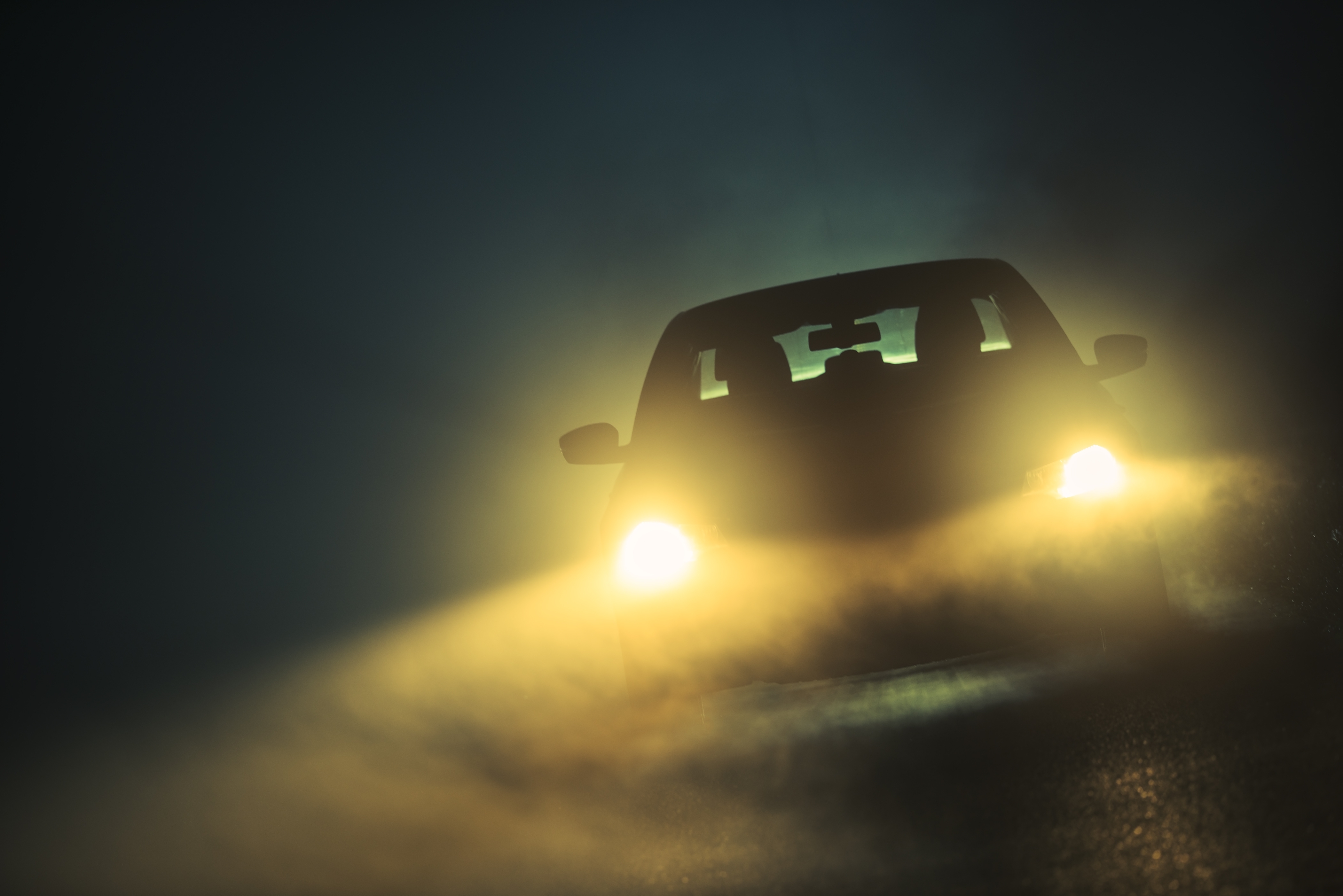 Automóvil conduciendo en niebla densa | Fuente: Shutterstock