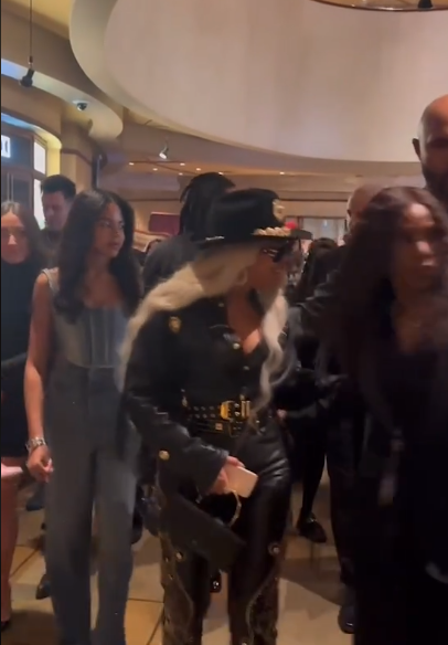 Blue Ivy Carter con un corsé de mezclilla y unos vaqueros, siguiendo a su madre, Beyoncé, mientras pasean por el edificio iHeartRadio | Foto: Tiktok/noticias