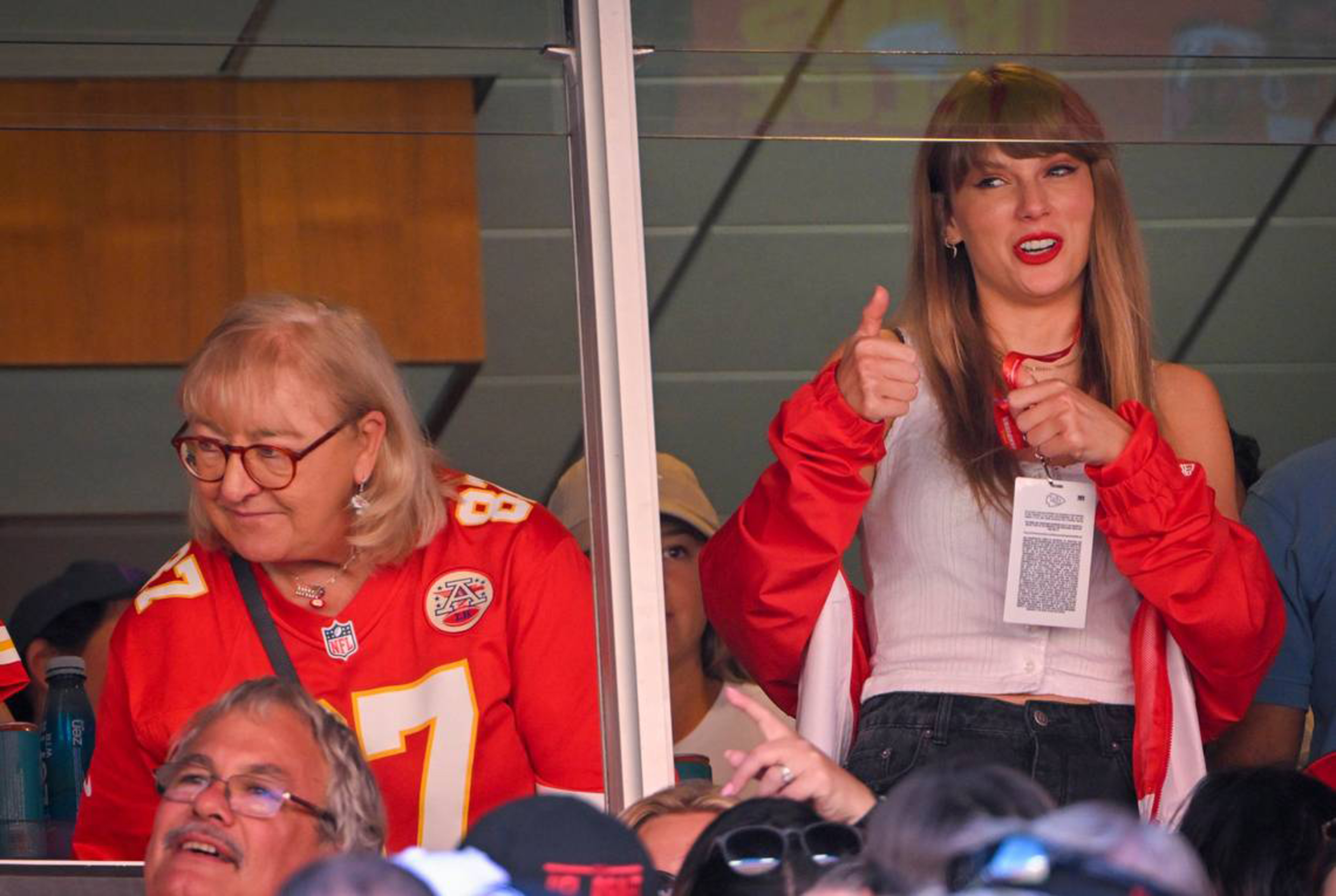 Donna Kelce y Taylor Swift durante la primera parte de un partido de fútbol americano el 24 de septiembre de 2023, en Kansas City, Missouri. | Fuente: Getty Images