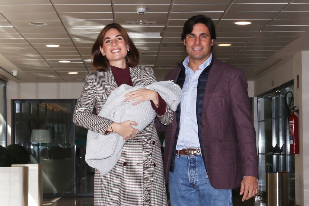 Lourdes Montes y Francisco Rivera presentando a su segundo hijo. | Foto: Getty Images 
