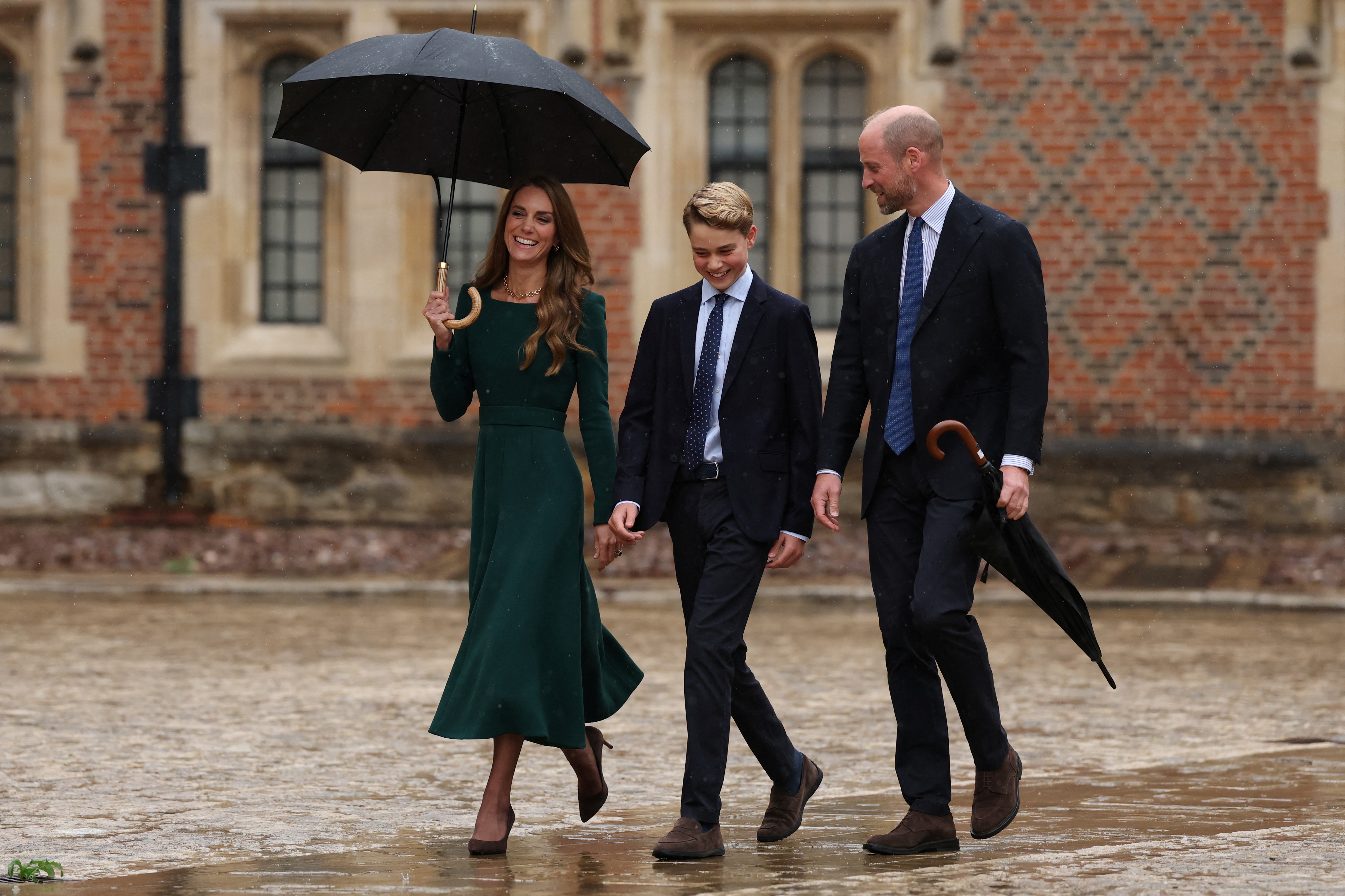 George caminó entre William y Catherine al llegar a Eton aquel lluvioso 8 de septiembre. Con 13 años, su primer día dejó muy claro lo mucho que había crecido desde sus primeras apariciones públicas.
