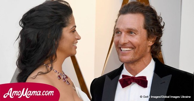 Esposa de Matthew McConaughey impacta en atractivo vestido con profundo escote en alfombra roja