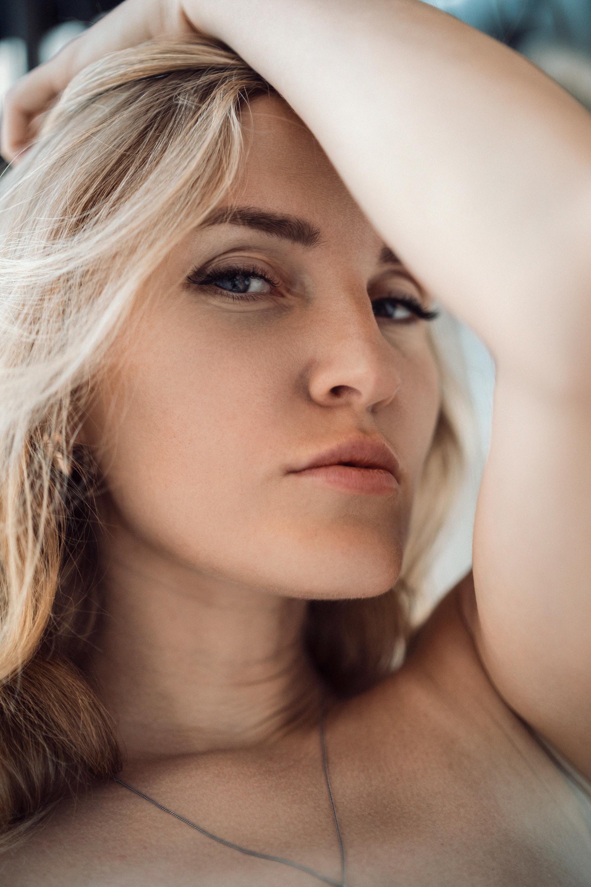 Una mujer con una mirada calculadora | Fuente: Pexels