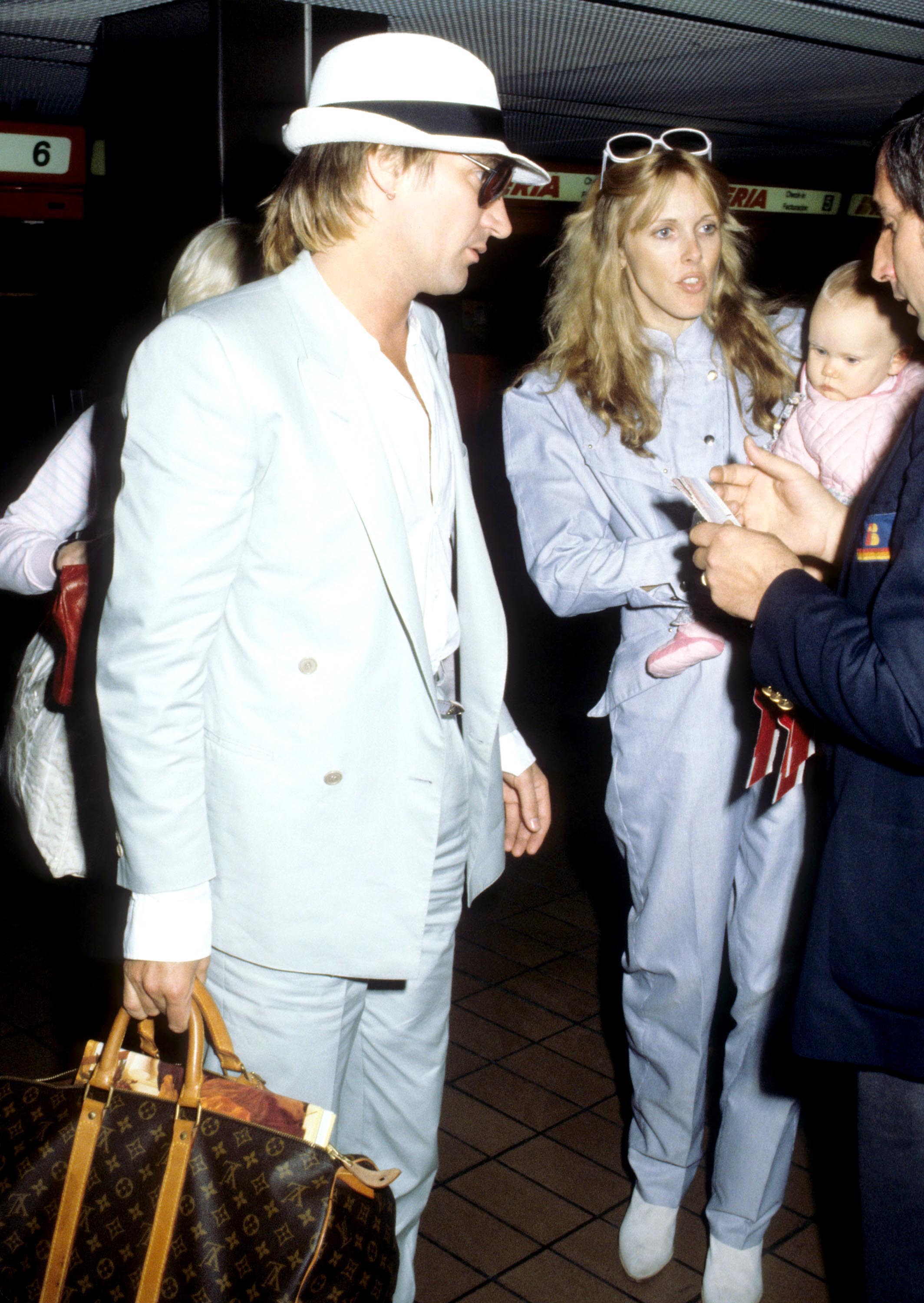 Rod y Alana Stewart con su hija Kimberly vistos el 5 de mayo de 1980 | Fuente: Getty Images