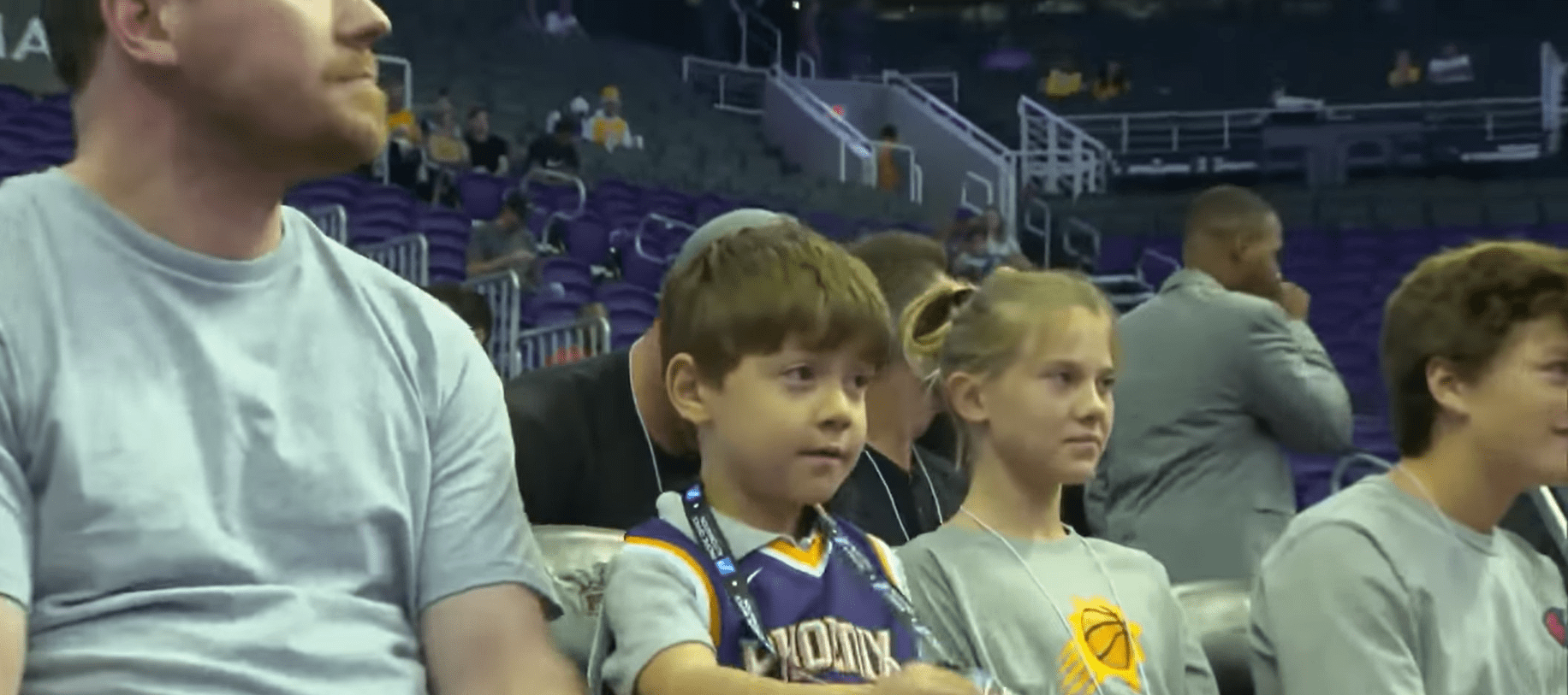 Teddy y su padre, Ted Bollinger, viendo un partido de baloncesto en la NBA de los Phoenix Suns. | Foto: Youtube.com/Inside Edition