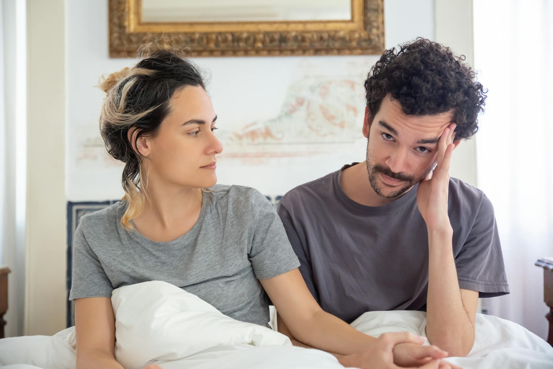 Pareja conversando en la cama | Fuente: Pexels