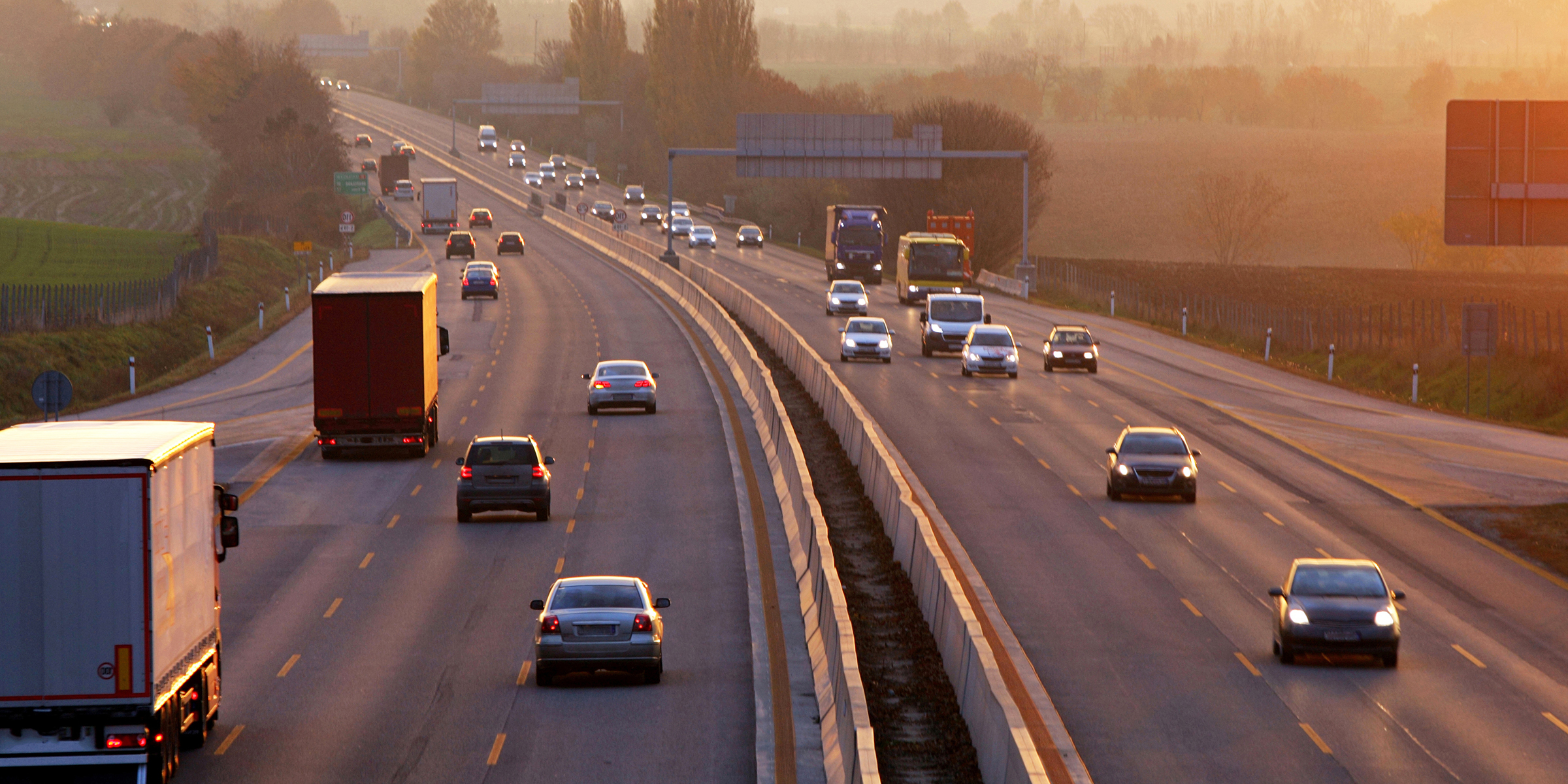 Automóviles circulando por una autopista | Fuente: Shutterstock