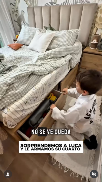 Luca Cubero examinando los gabinetes de su habitación | Fuente: Instagram/micaviciconte