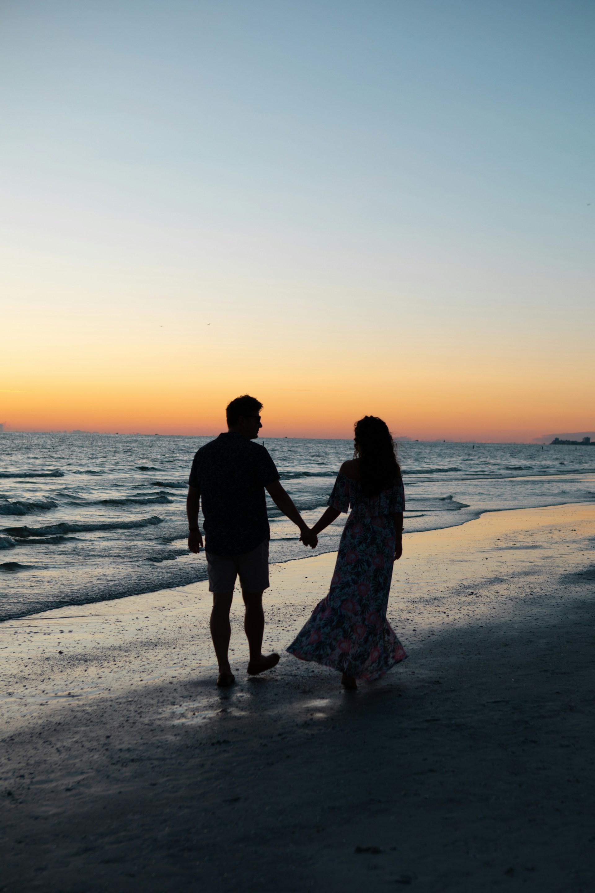 Una joven pareja romántica paseando por la playa en una hermosa tarde | Fuente: Unsplash