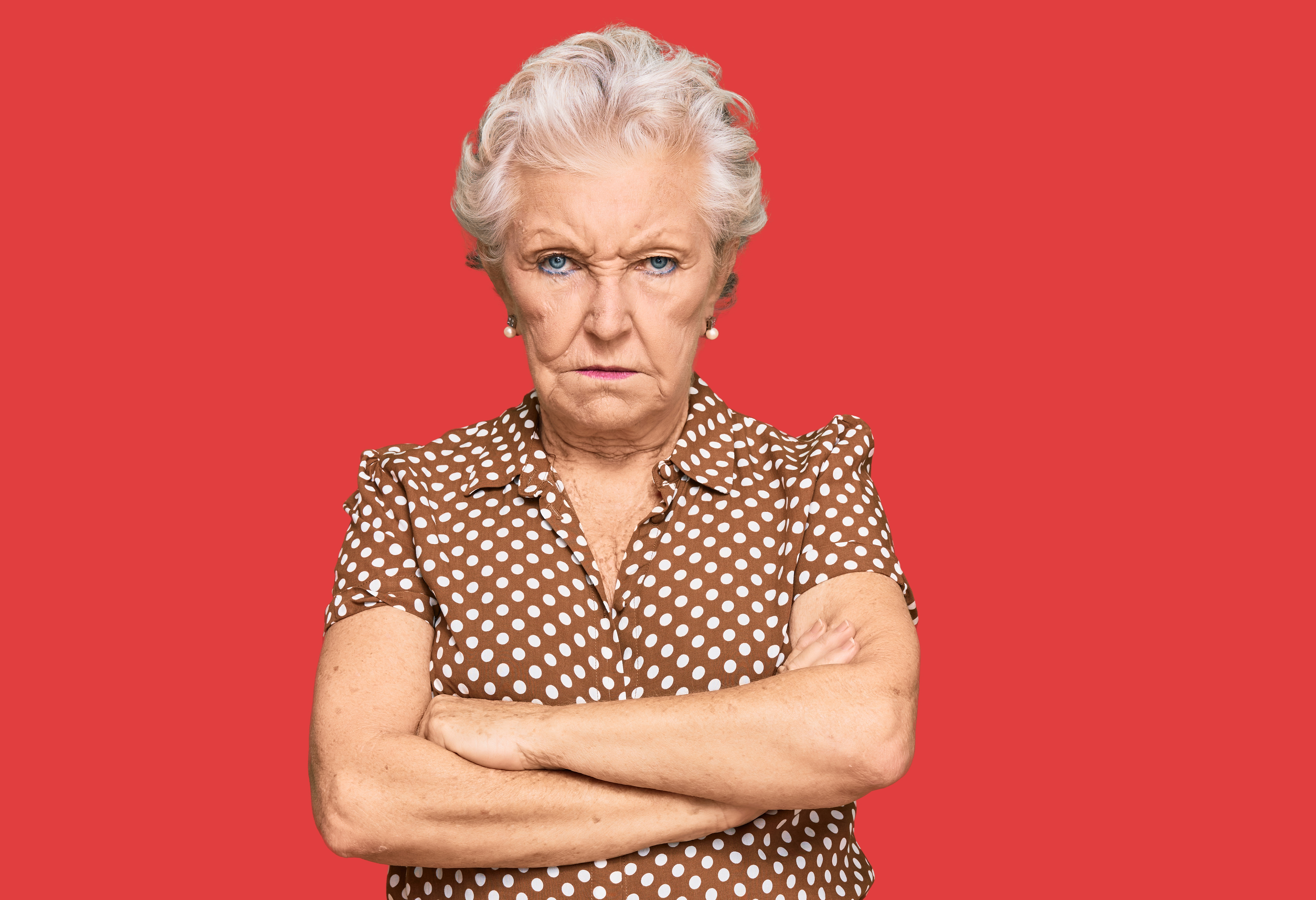 Una anciana enfadada con ropa informal | Foto: Shutterstock