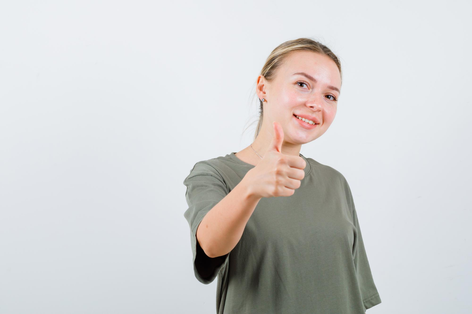 Una mujer levantando el pulgar | Fuente: Freepik