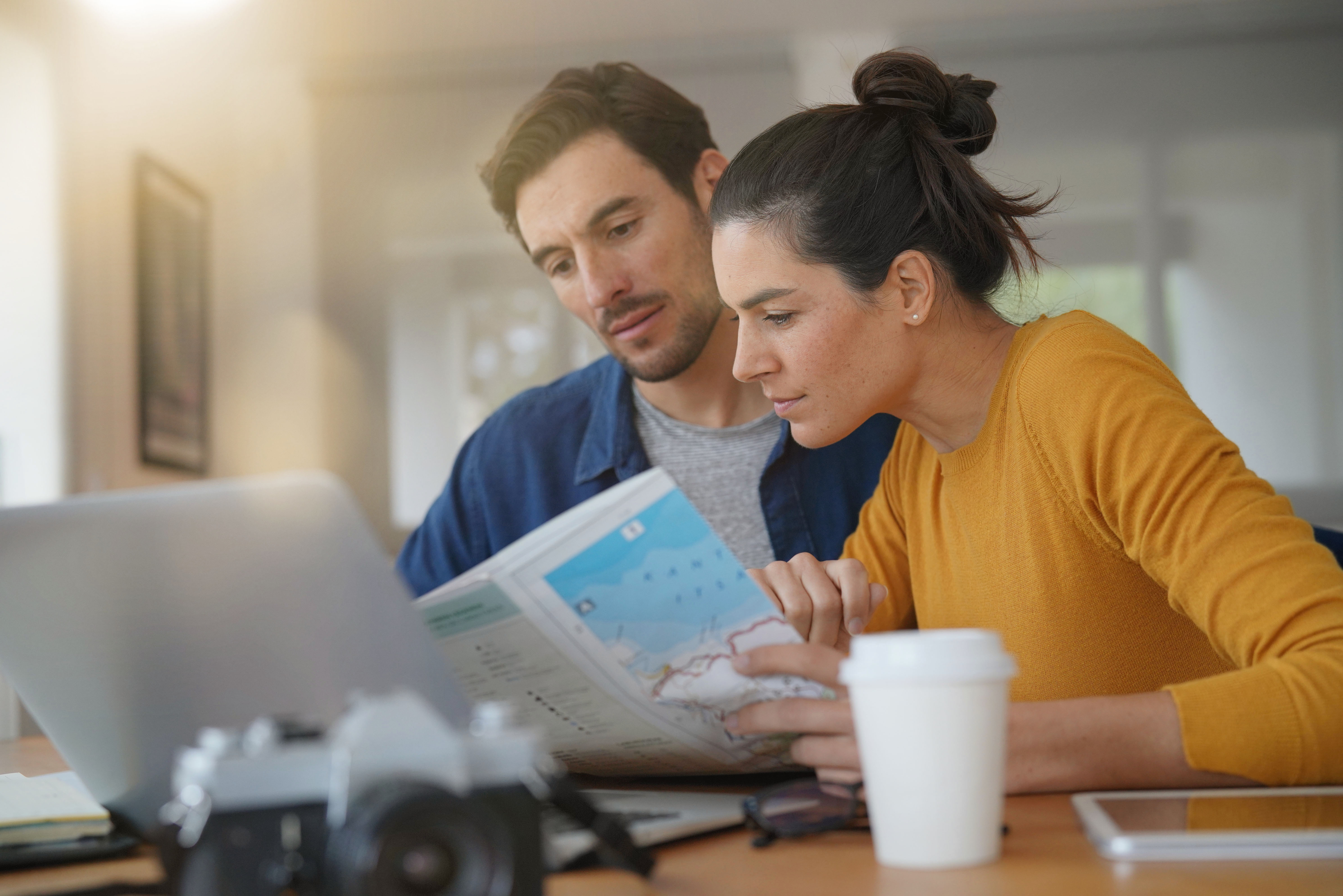 Una pareja feliz investigando juntos | Foto: Shutterstock