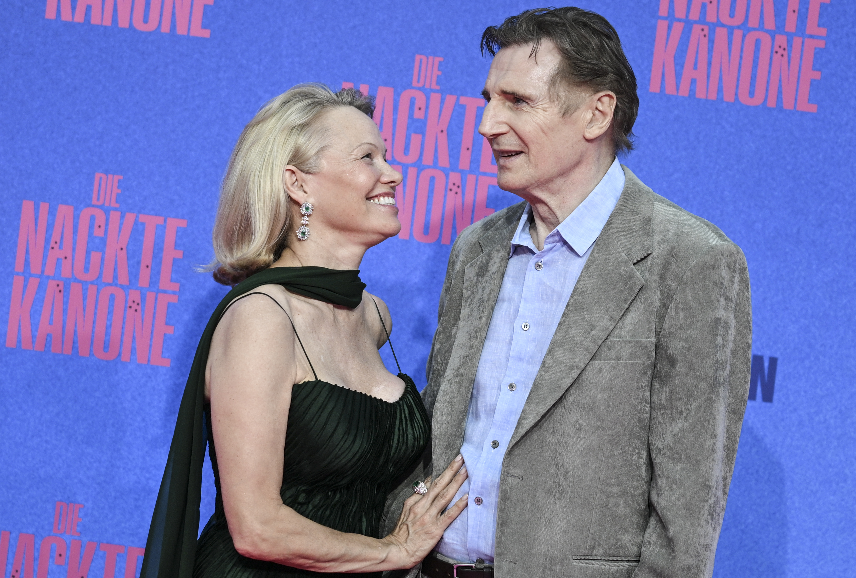 Liam Neeson y Pamela Anderson asisten al estreno en Alemania de "The Naked Gun" en el UCI Luxe East Side Gallery en Berlín el 24 de julio de 2025. | Fuente: Getty Images
