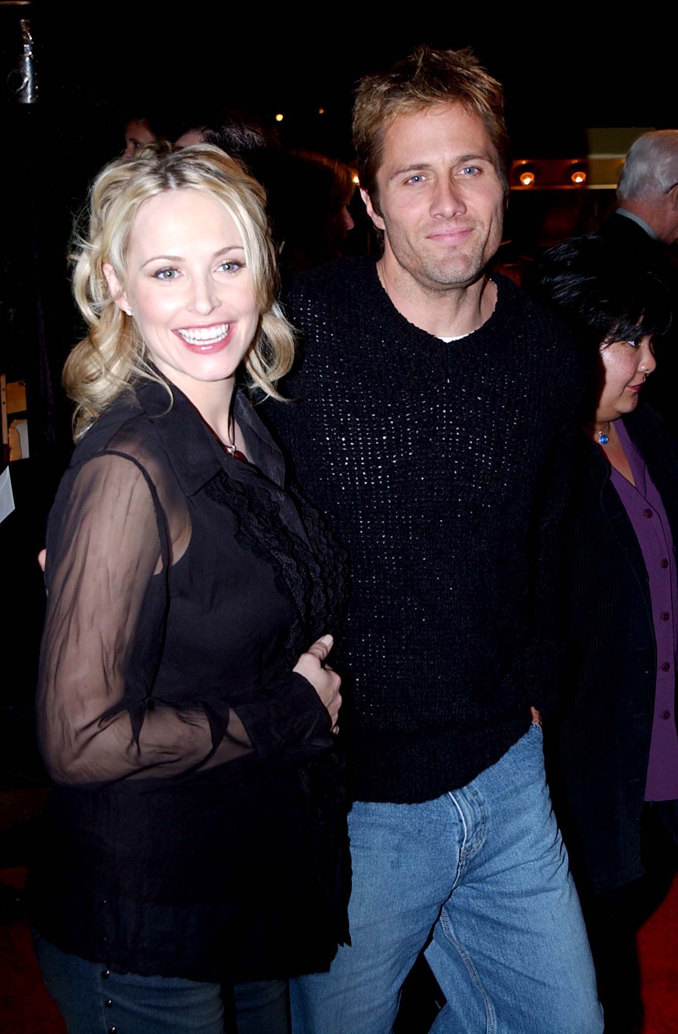 Rob Estes y Josie Bissett asisten al estreno de "Orange County" el 7 de enero de 2002 | Fuente: Getty Images