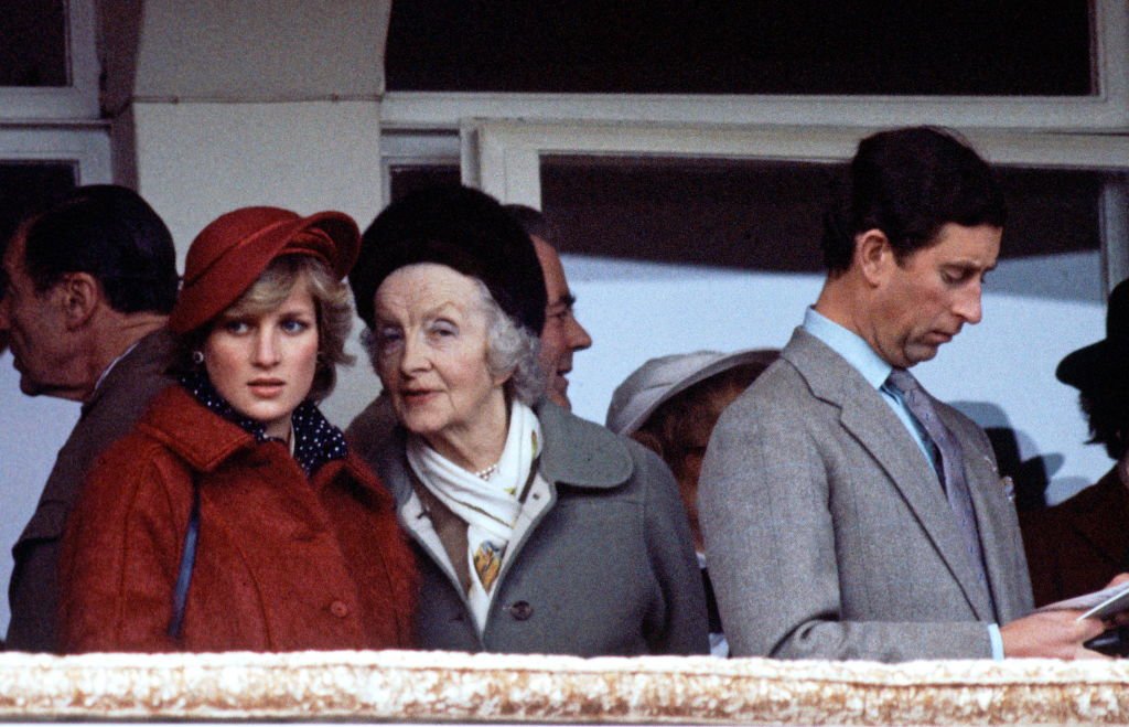 Diana, princesa de Gales, hablando con su abuela Ruth, Lady Fermoy. | Foto: Getty Images