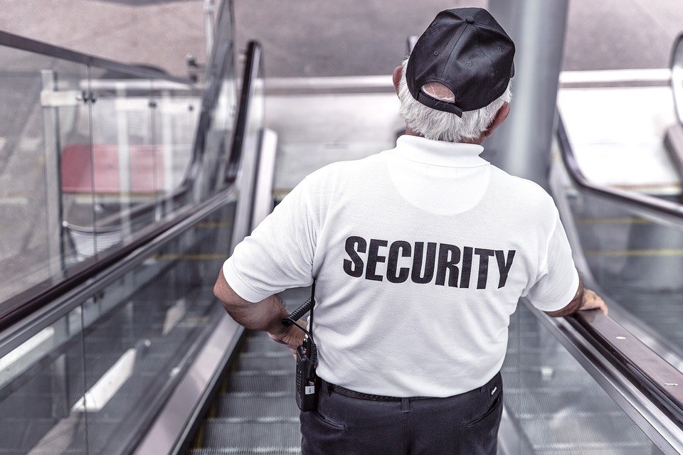 Agente de seguridad en las escaleras eléctricas de un centro comercial | Foto: Pixabay