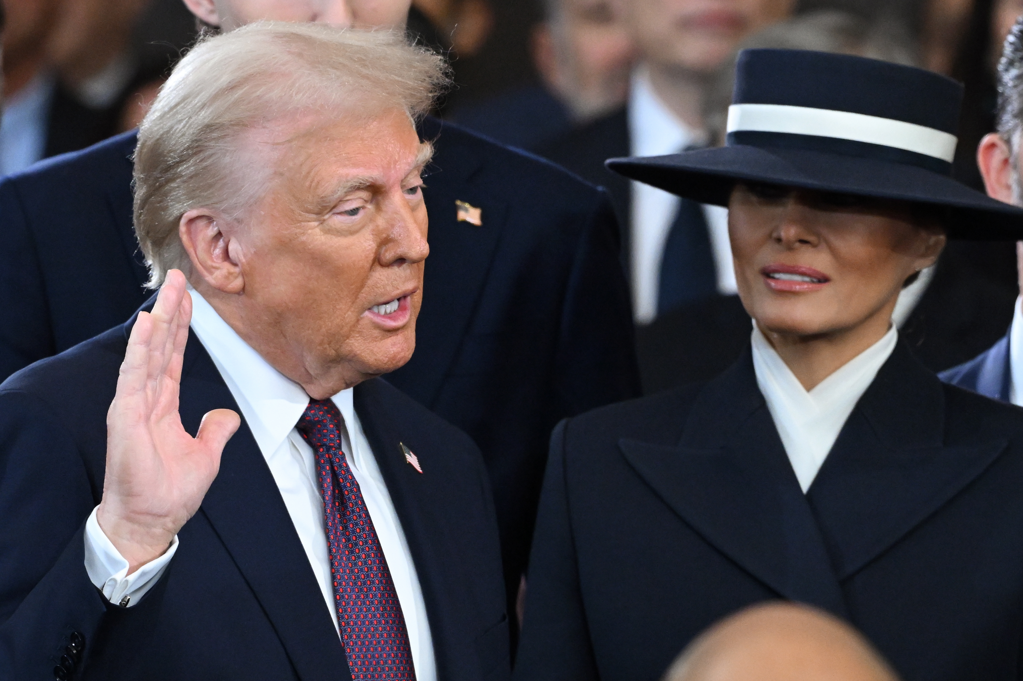 Donald Trump jura su cargo mientras Melania Trump sostiene la Biblia en la Rotonda del Capitolio de EEUU en Washington, DC, el 20 de enero de 2025 | Fuente: Getty Images