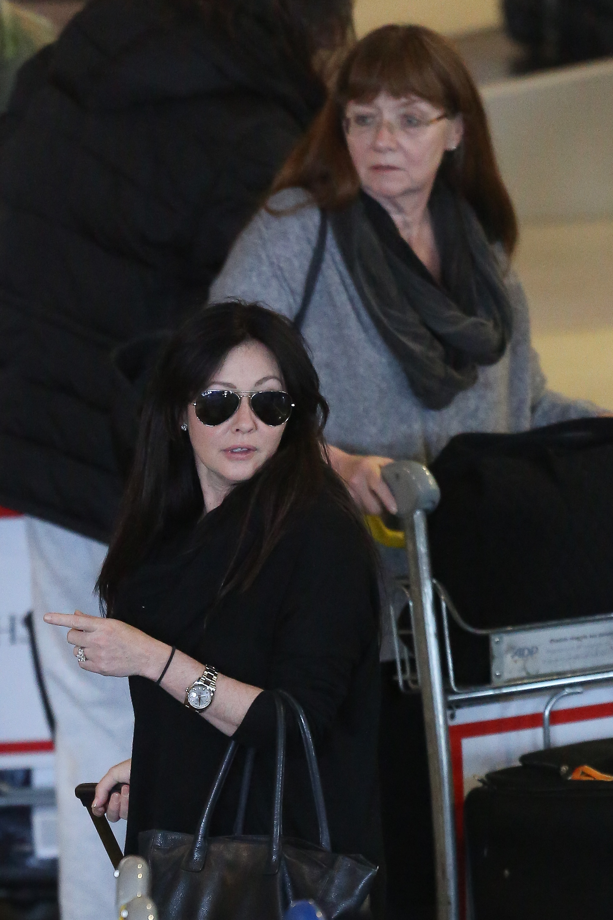 Shannen Doherty y su madre, Rosa, llegan al aeropuerto Charles-de-Gaulle de París, Francia, el 13 de marzo de 2014 | Fuente: Getty Images