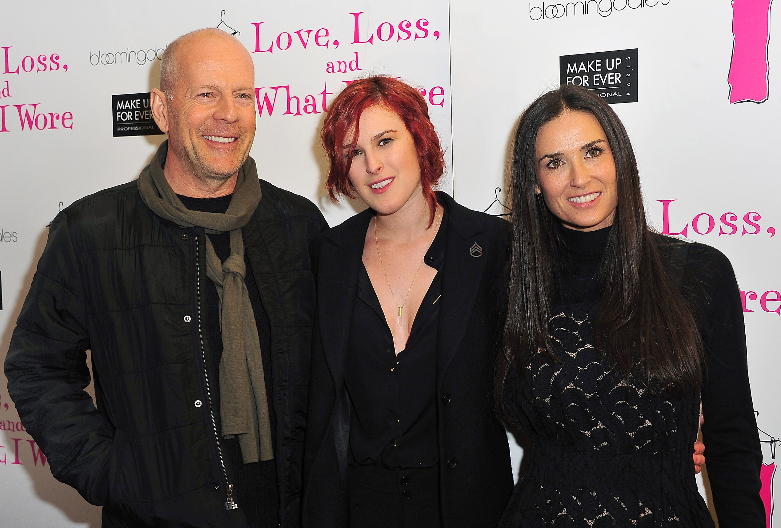 Bruce Willis, Rumer Willis y Demi Moore posan en la celebración de los nuevos miembros del reparto de "Love, Loss & What I Wore" en Nueva York, el 24 de marzo de 2011. | Fuente: Getty Images