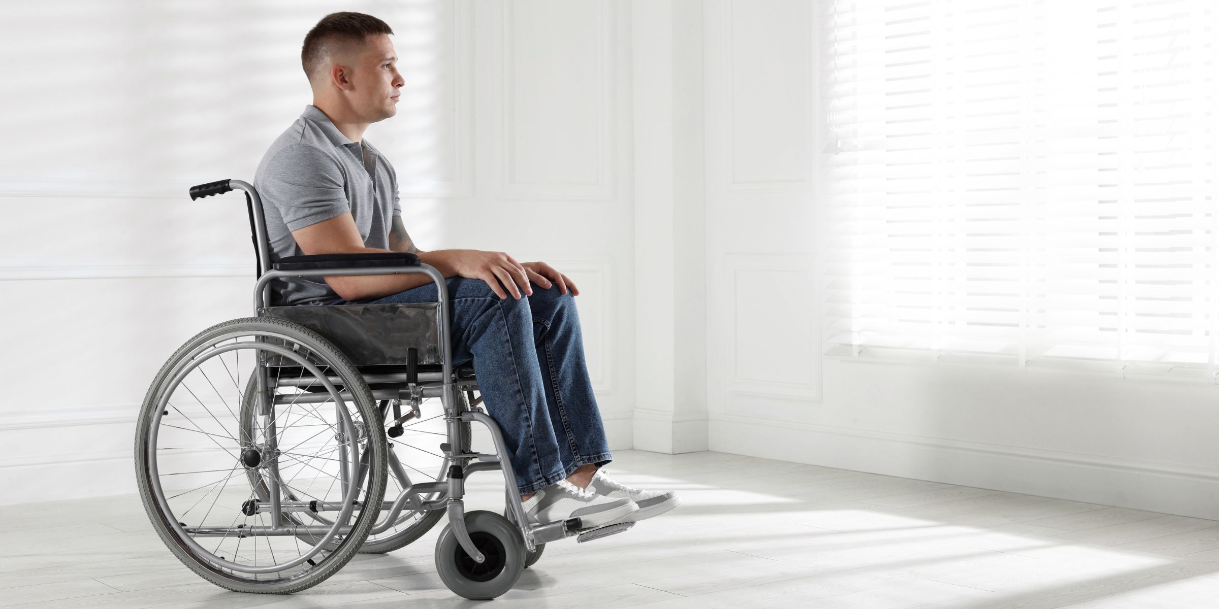 Un hombre en silla de ruedas | Fuente: Shutterstock