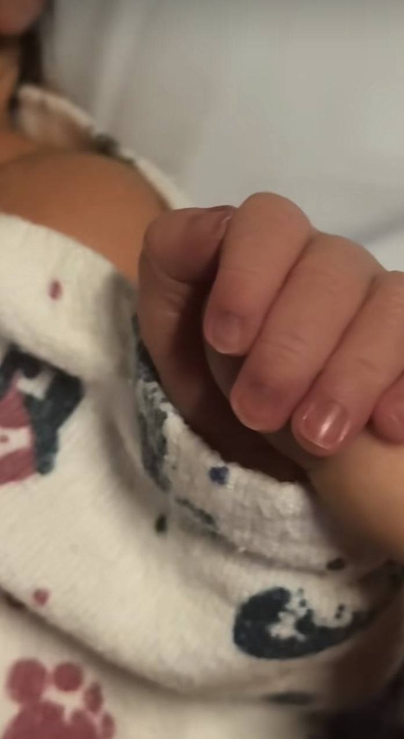 Carolina Flores mostrando la manita de su bebé | Fuente: TikTok/carolinaff444