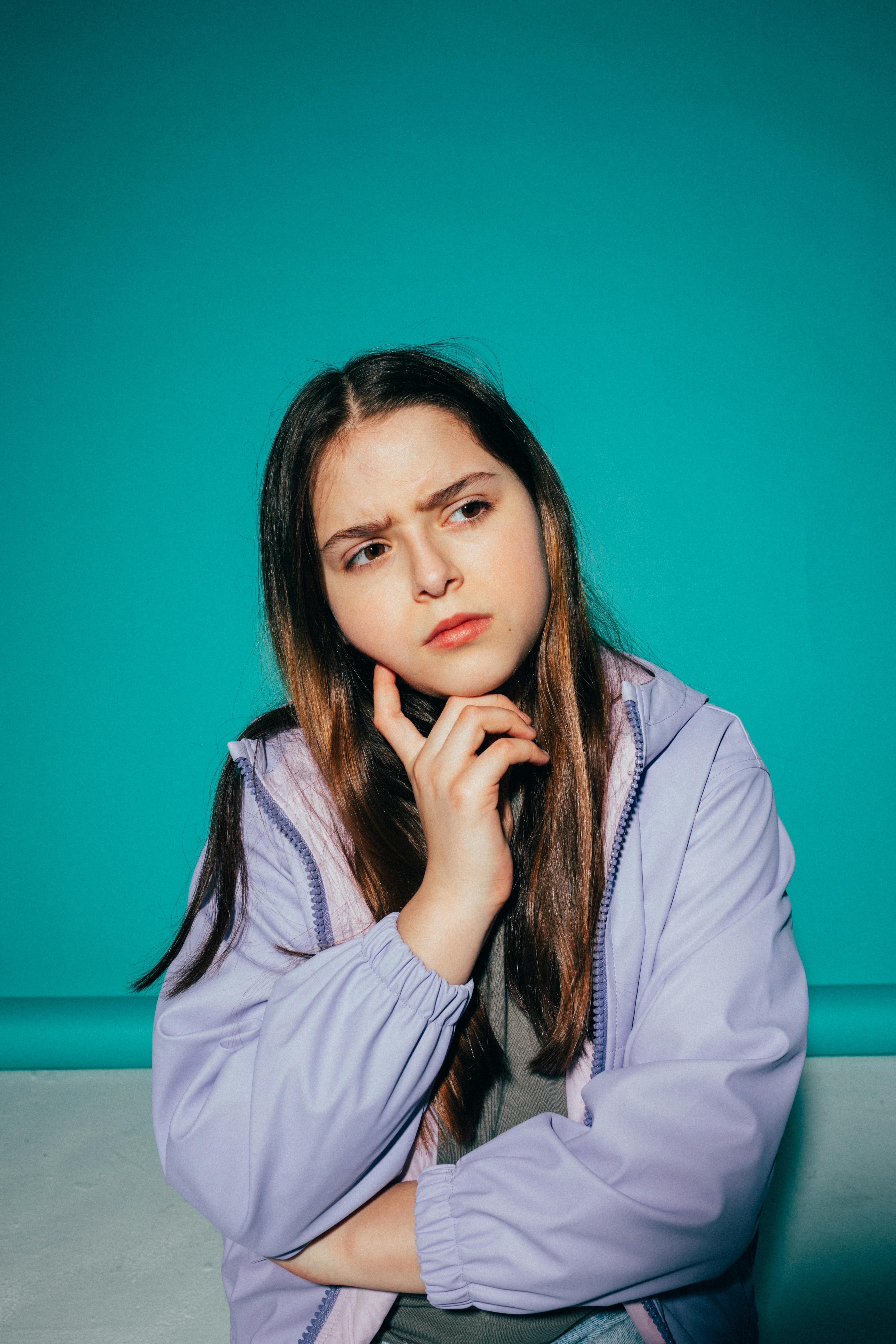 Una adolescente incómoda | Fuente: Pexels