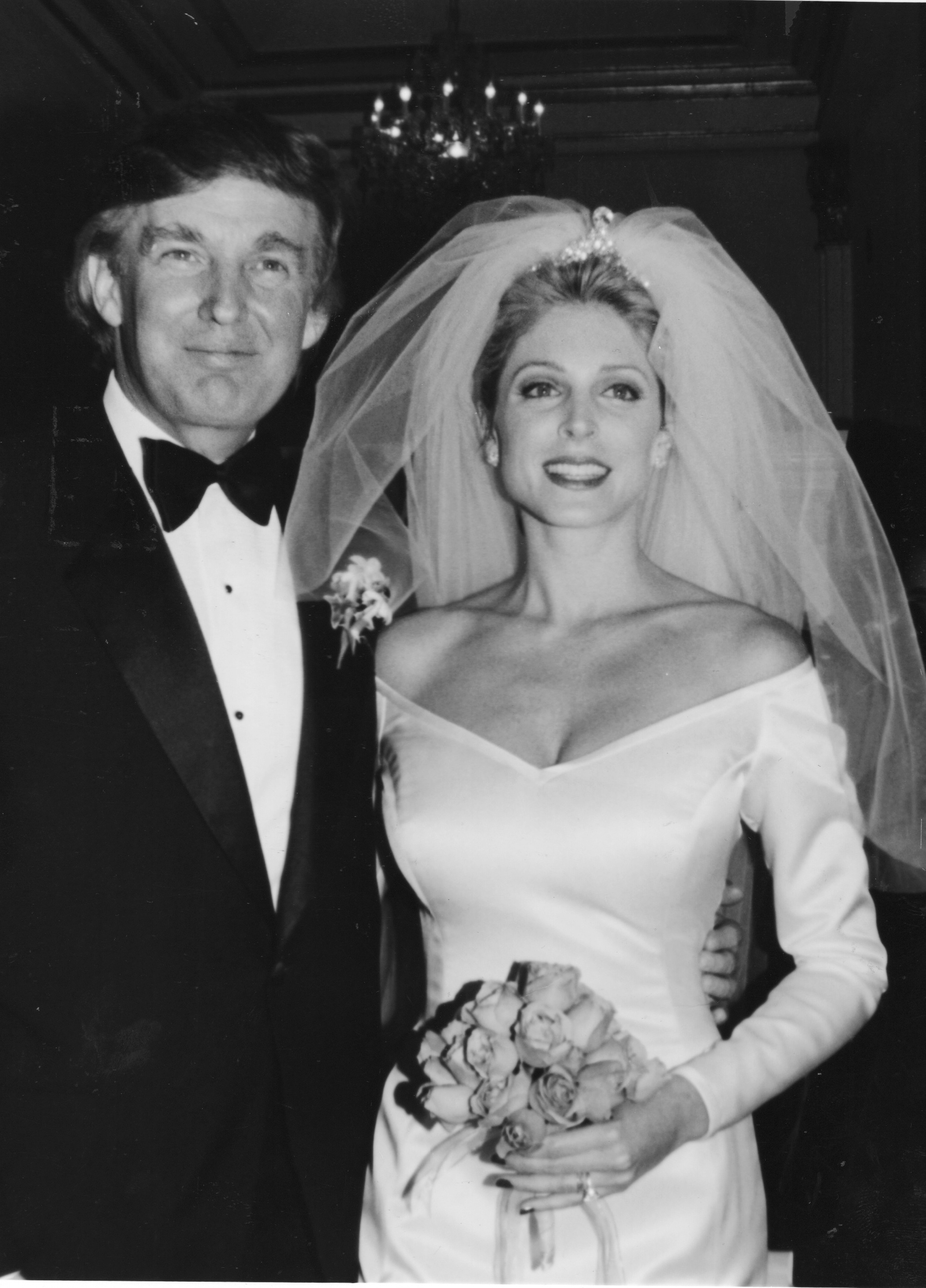 Donald Trump y Marla Maples tras su ceremonia de boda en el Hotel Plaza de Manhattan el 20 de diciembre de 1993 | Fuente: Getty Images