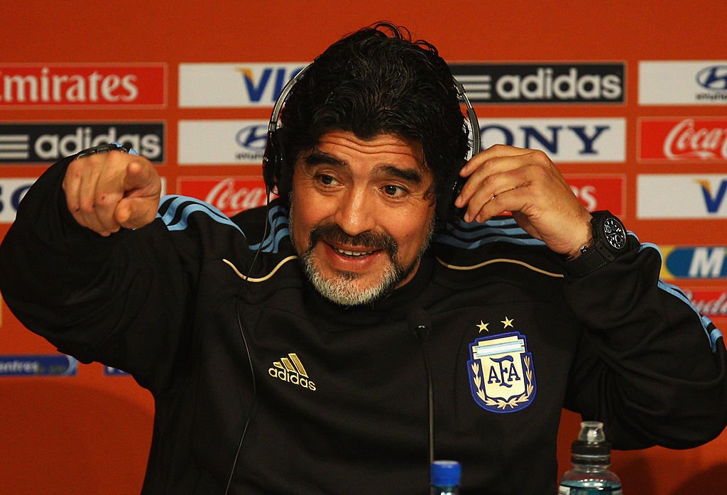 Diego Maradona en una conferencia de prensa después de la Copa Mundial de la FIFA Sudáfrica 2010 en Johannesburgo, Sudáfrica. | Foto: Getty Images