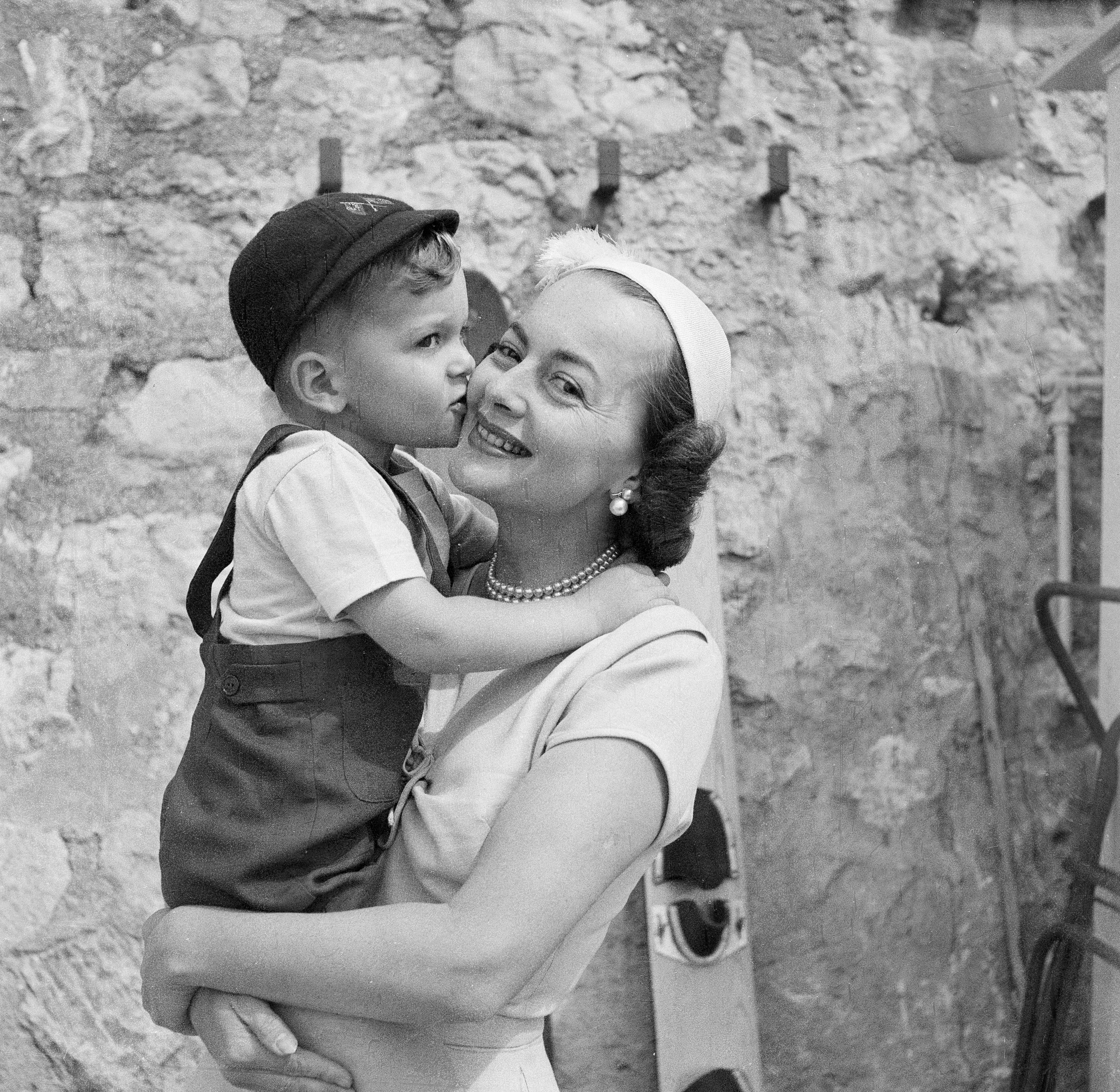 Olivia de Havilland y su hijo Benjamin Goodrich en el 6° Festival de Cine de Cannes el 01 de abril de 1953. | Foto: Getty Images