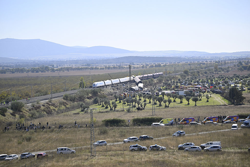Equipos de emergencia trabajan en el lugar de una colisión en la que se vieron implicados dos trenes de alta velocidad, cerca de la estación de Urda, en la provincia de Toledo (España), el 28 de octubre de 2026. | Fuente: Getty Images
