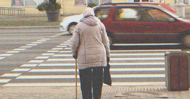 Una mujer mayor cruzando la calle | Foto: Shutterstock