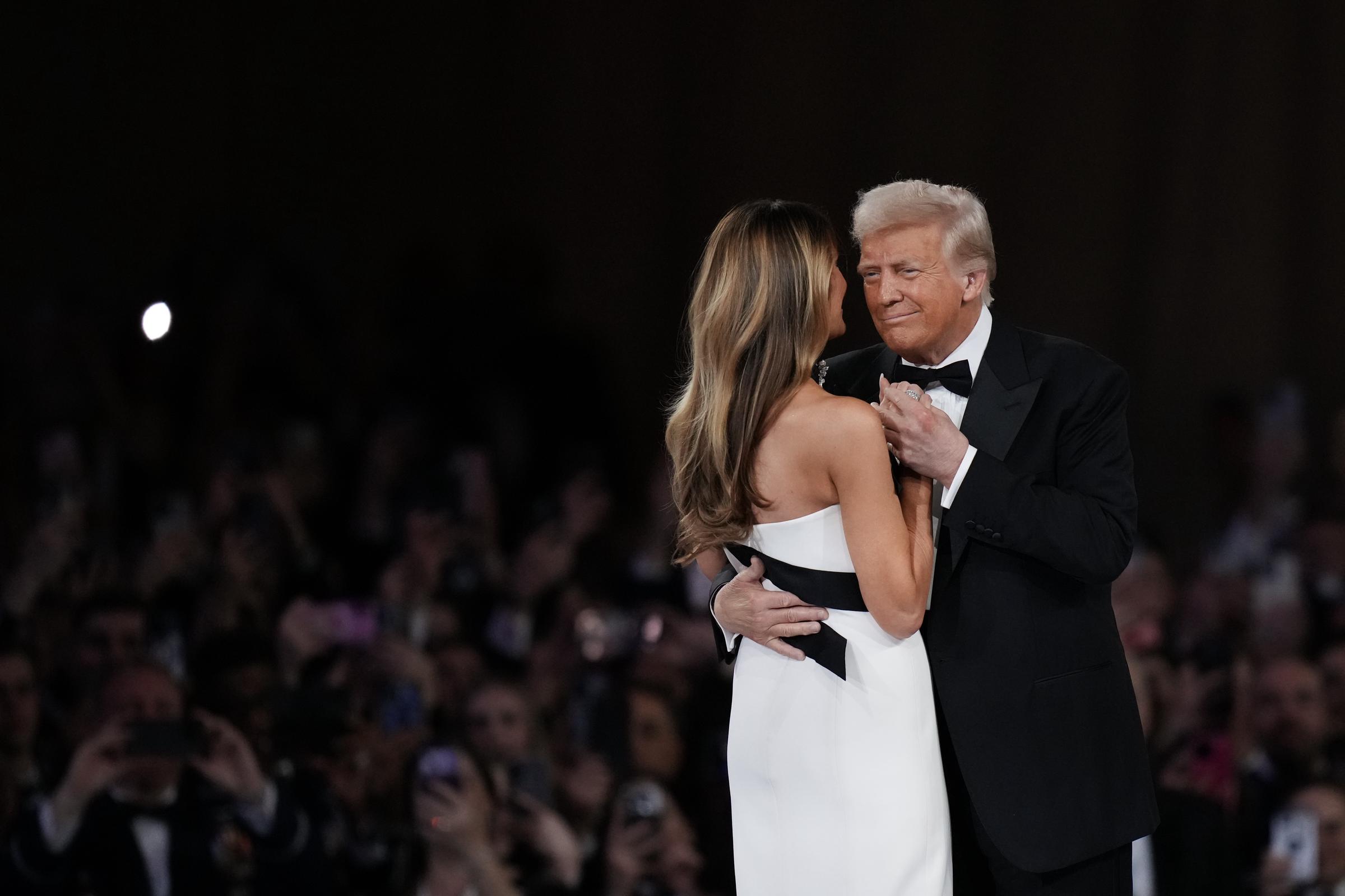 El presidente Donald Trump baila con su esposa Melania en el Baile del Comandante en Jefe el 20 de enero de 2025, en Washington, DC. | Fuente: Getty Images