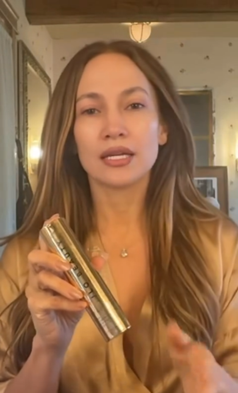 Jennifer Lopez presentando su rutina de belleza y un suero desarrollado por JLo Beauty | Fuente: Instagram/jlo
