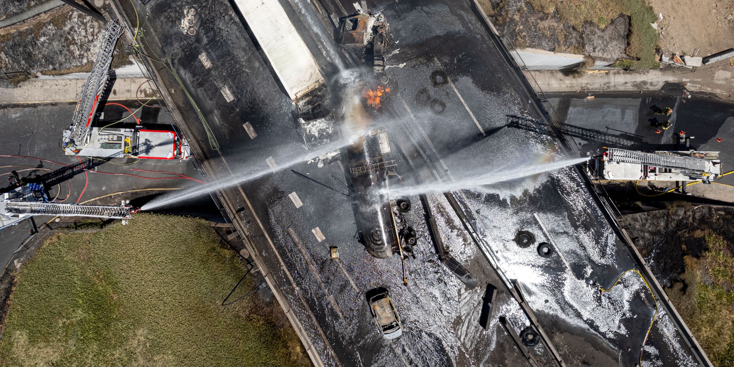 Bomberos trabajan en el lugar de la explosión de un camión de gas en Santiago, Chile. | Fuente: Getty Images