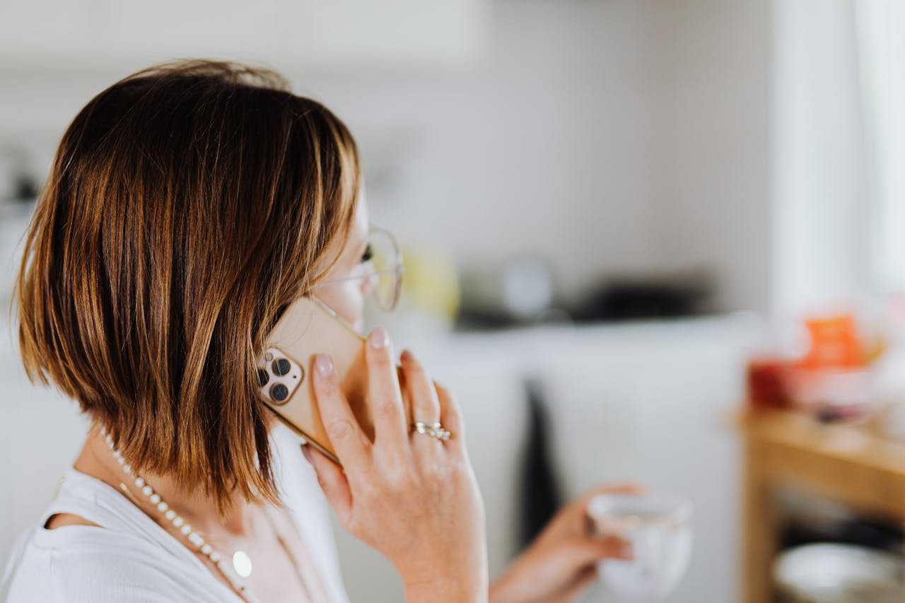 Una mujer absorta en una llamada telefónica | Fuente: Pexels