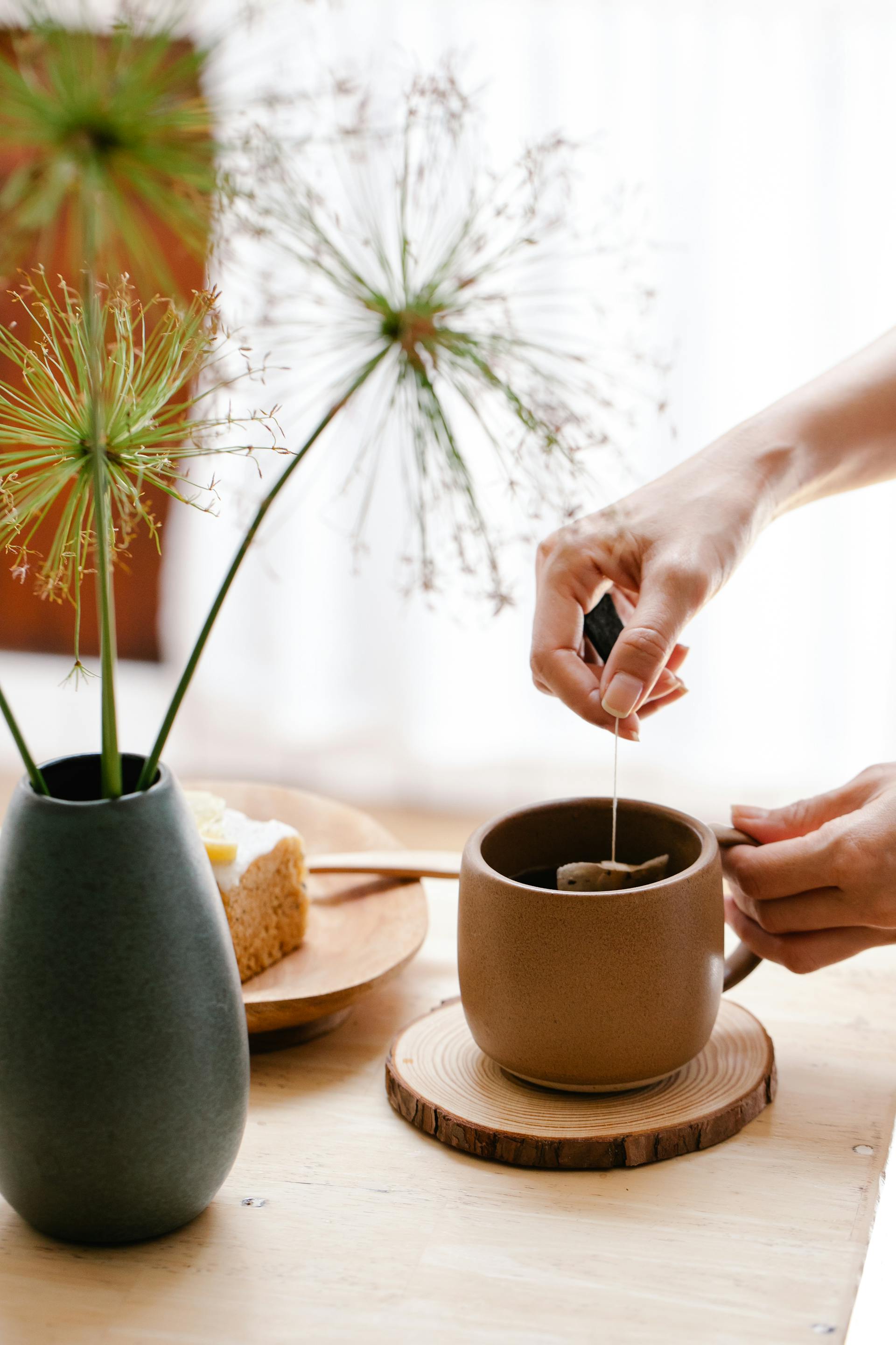 Una persona preparando té | Fuente: Pexels