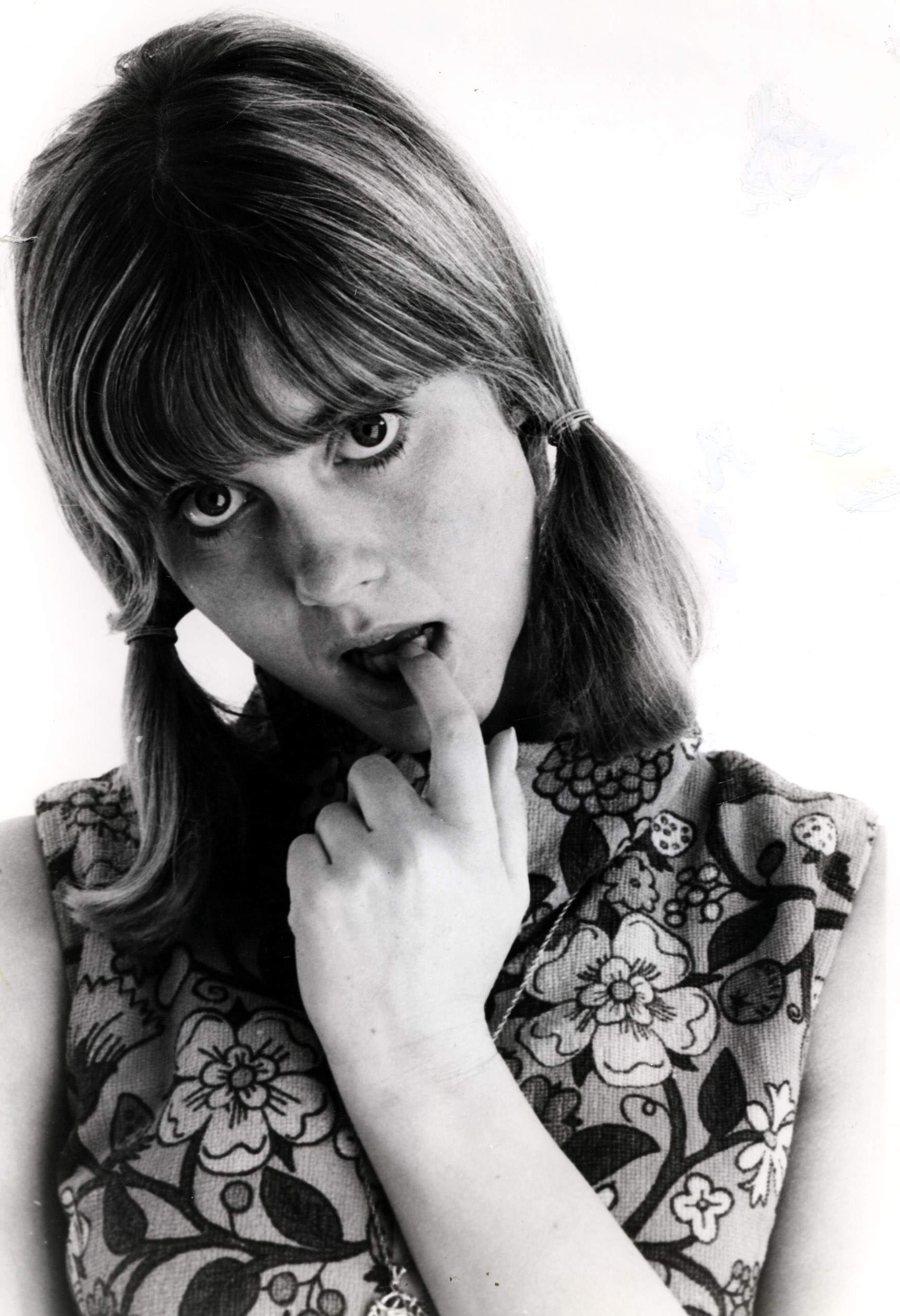 Olivia Newton-John en una foto en blanco y negro en 1965. | Foto: Getty Images