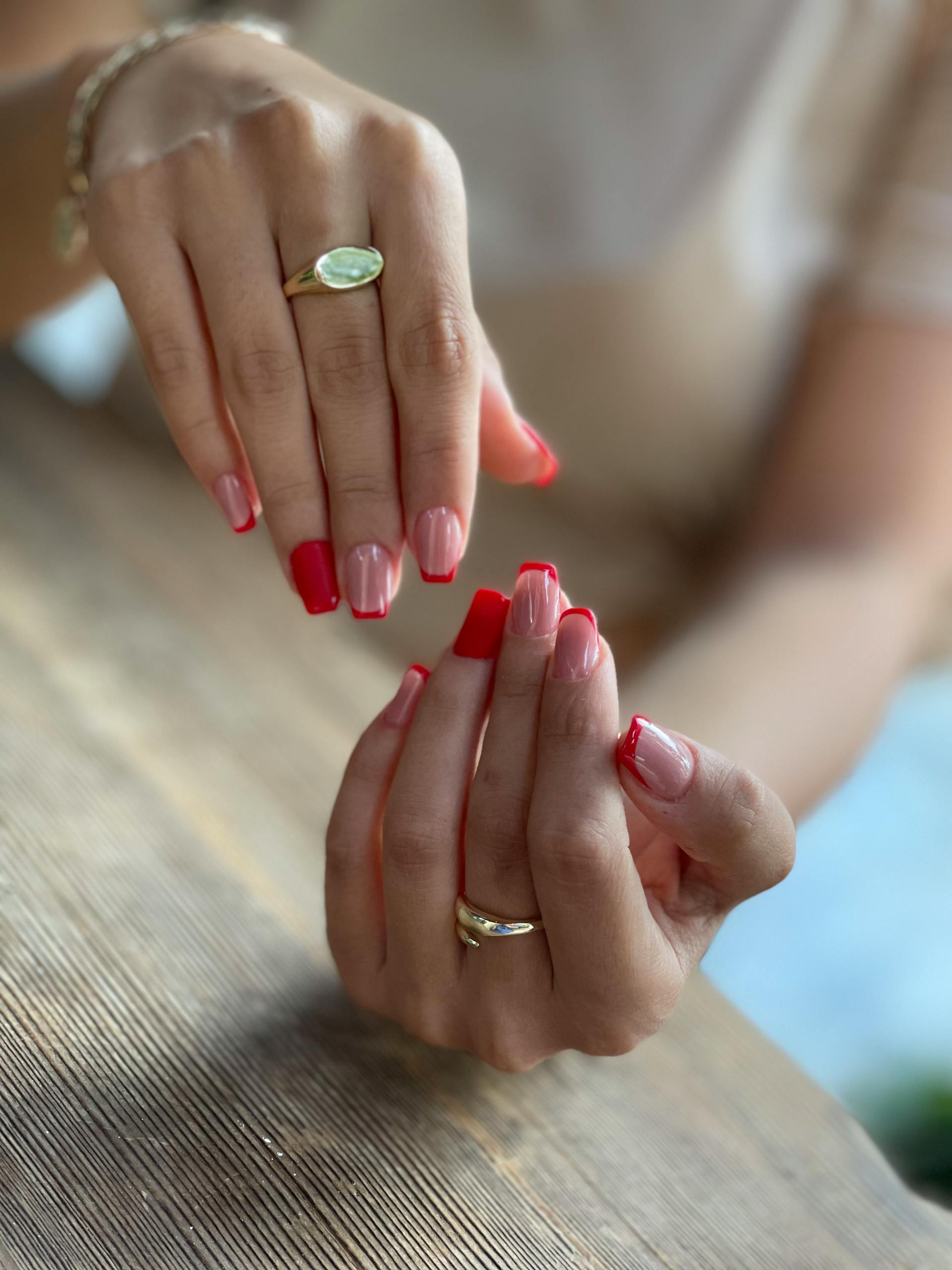 Una mujer enseñando las uñas | Fuente: Pexels