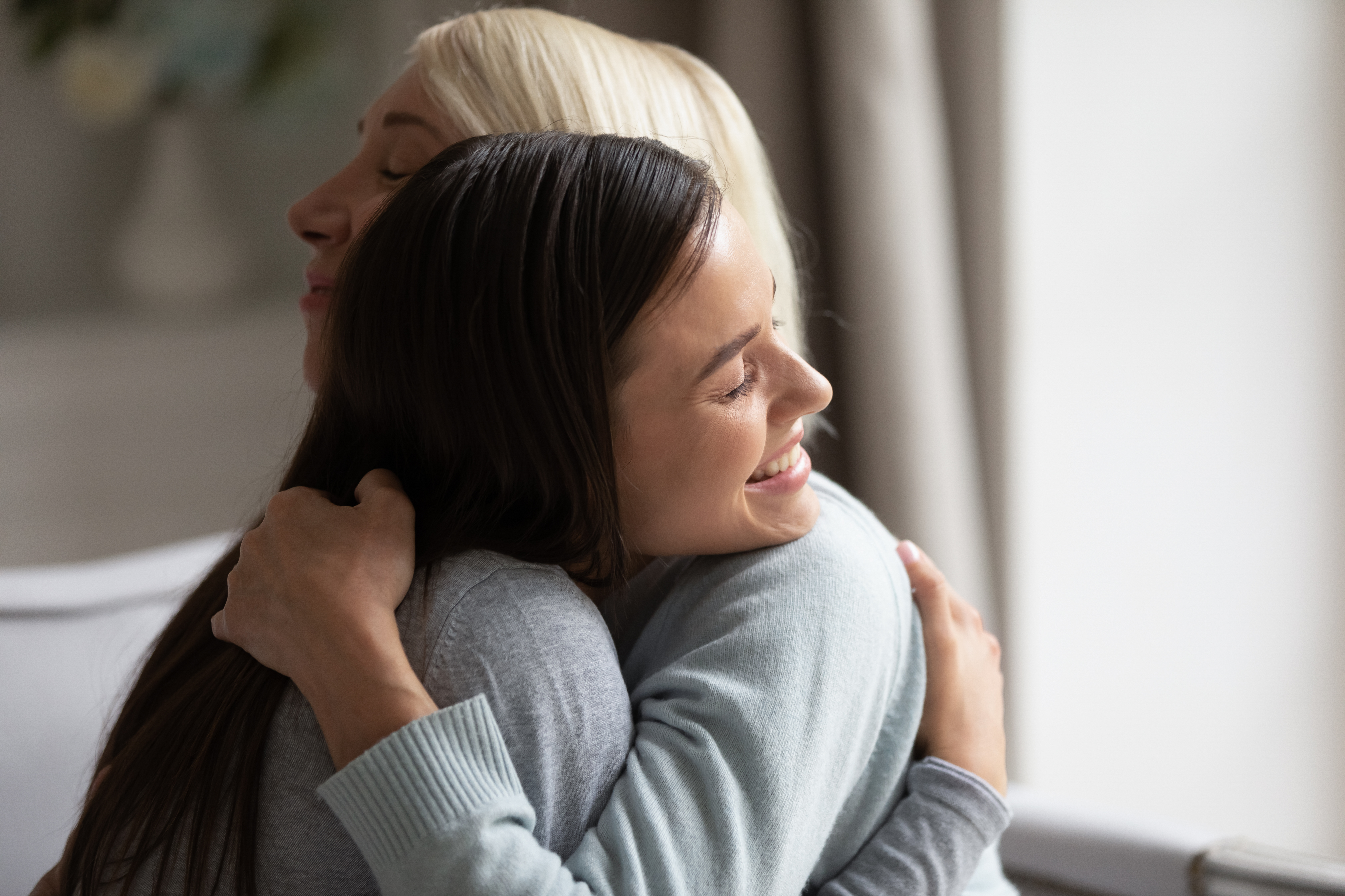 Una madre y su hija abrazándose | Fuente: Shutterstock