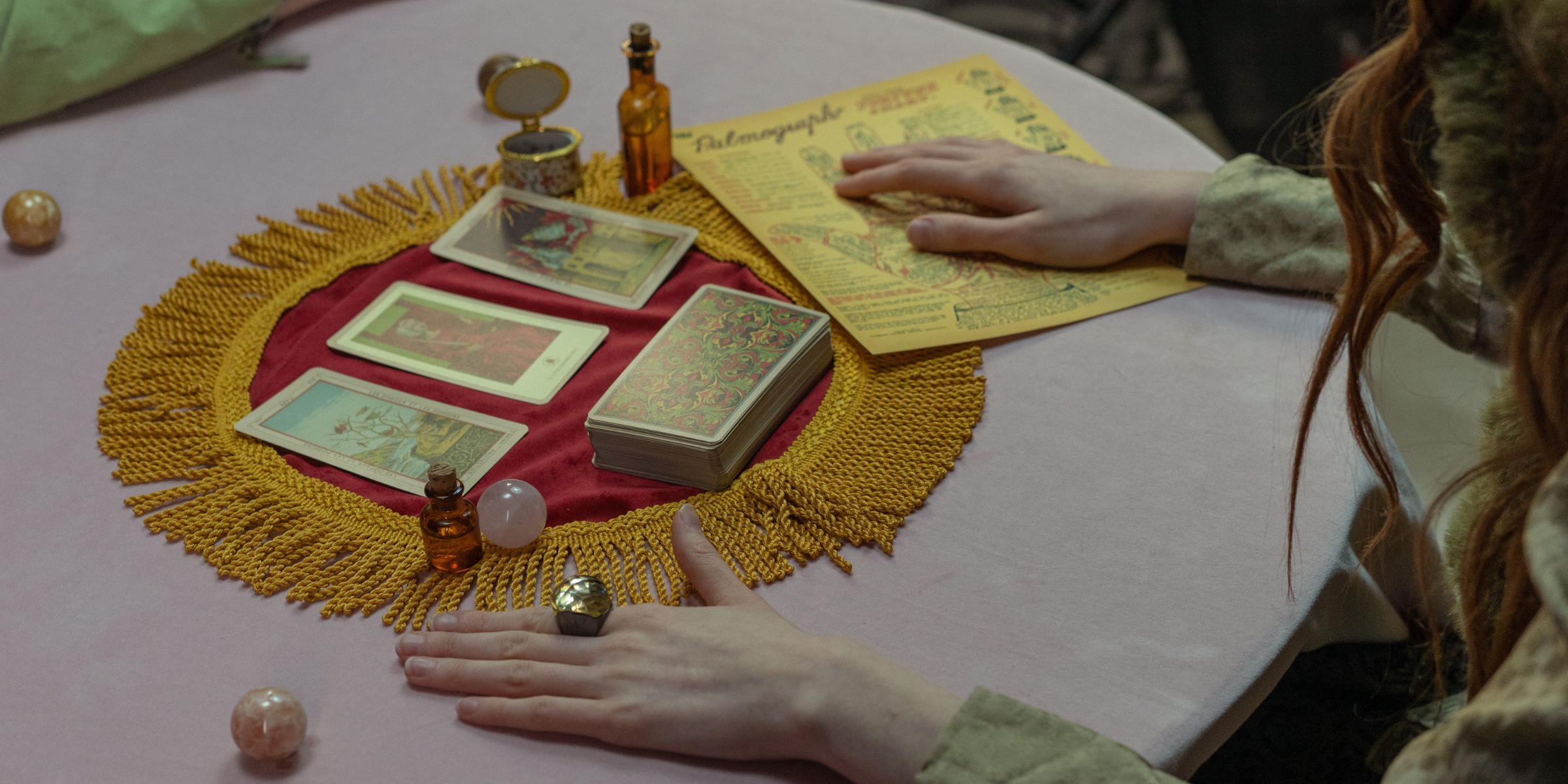 Una sesión de lectura del tarot con cartas | Fuente: Pexels