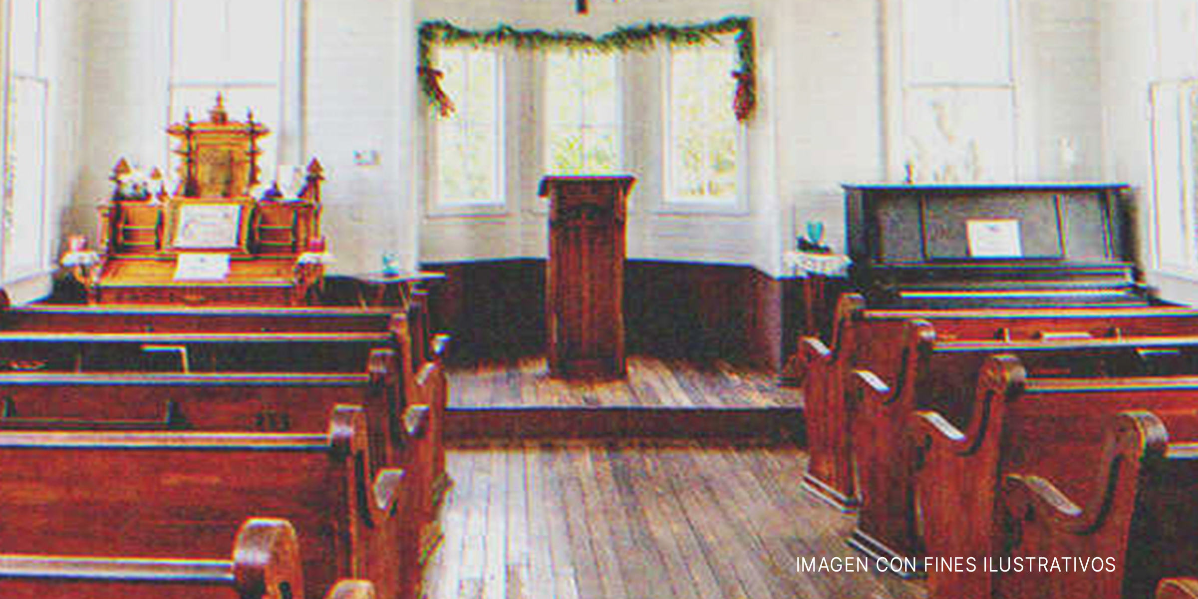 Bancos en una capilla. | Foto: Shutterstock