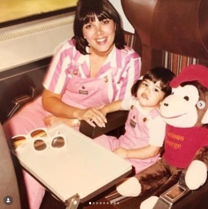 Una joven Kris Jenner posa con su hija Kourtney Kardashian en una foto de familia de antaño; las dos llevan conjuntos rosas a juego mientras están sentadas junto a un peluche enorme. | Fuente: Instagram/krisjenner