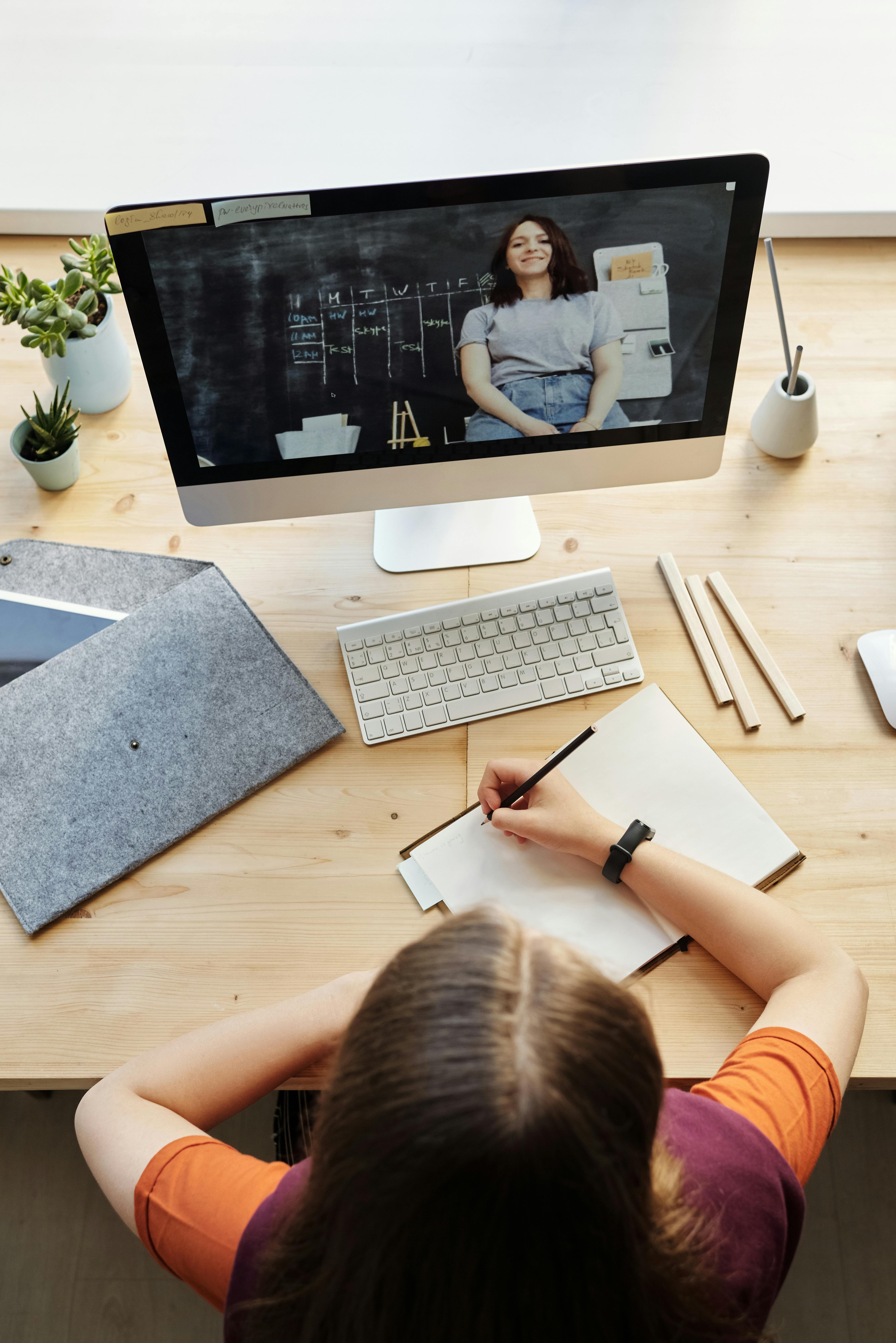 Una chica estudiando | Fuente: Pexels