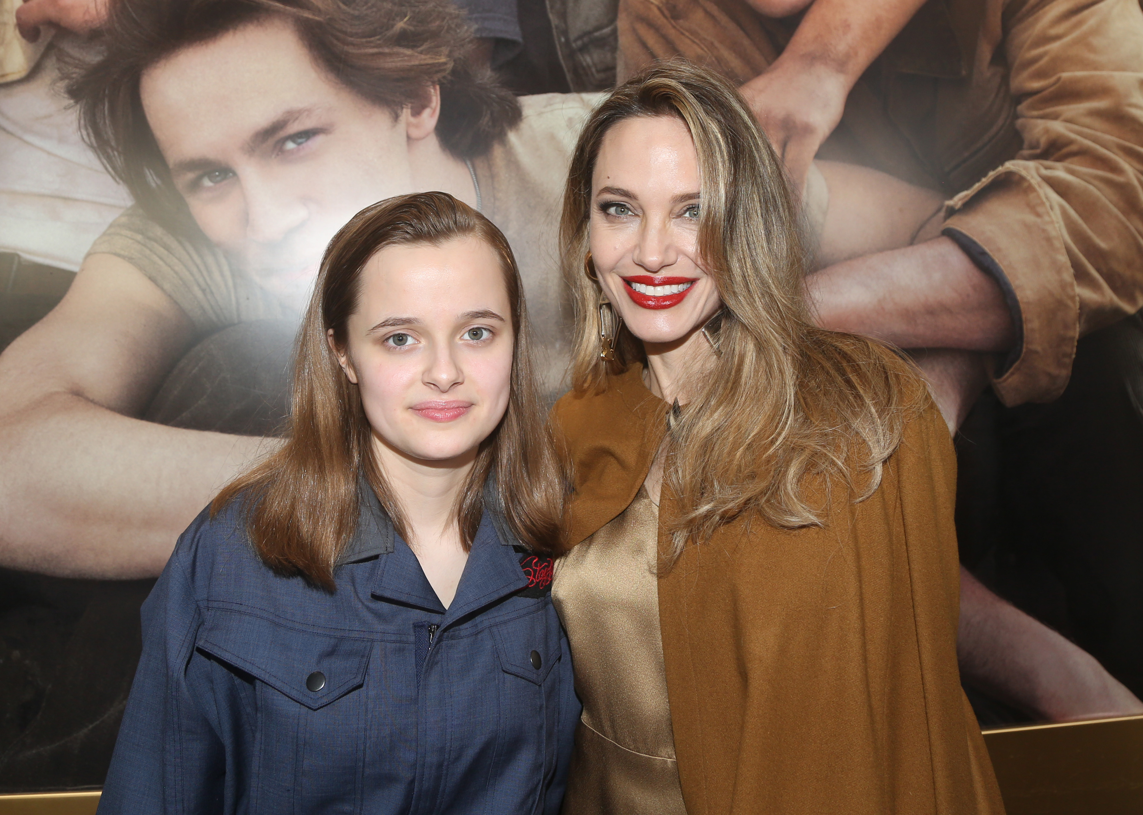 Vivienne Jolie-Pitt y Angelina Jolie asisten al estreno de "The Outsiders" el 11 de abril de 2024 | Fuente: Getty Images